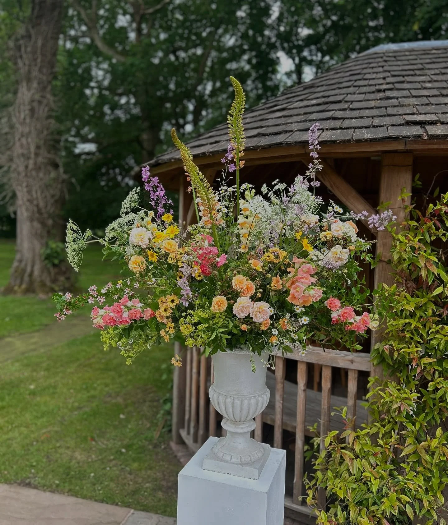 Oh we do love an urn π
For Petrina & Joe at the gorgeous @theoaktreeofpeover I knew this was going to be a lovely one to do the minute Petrina showed me the invites she’d hand painted full of echinacea
A special venue for us - the last t
