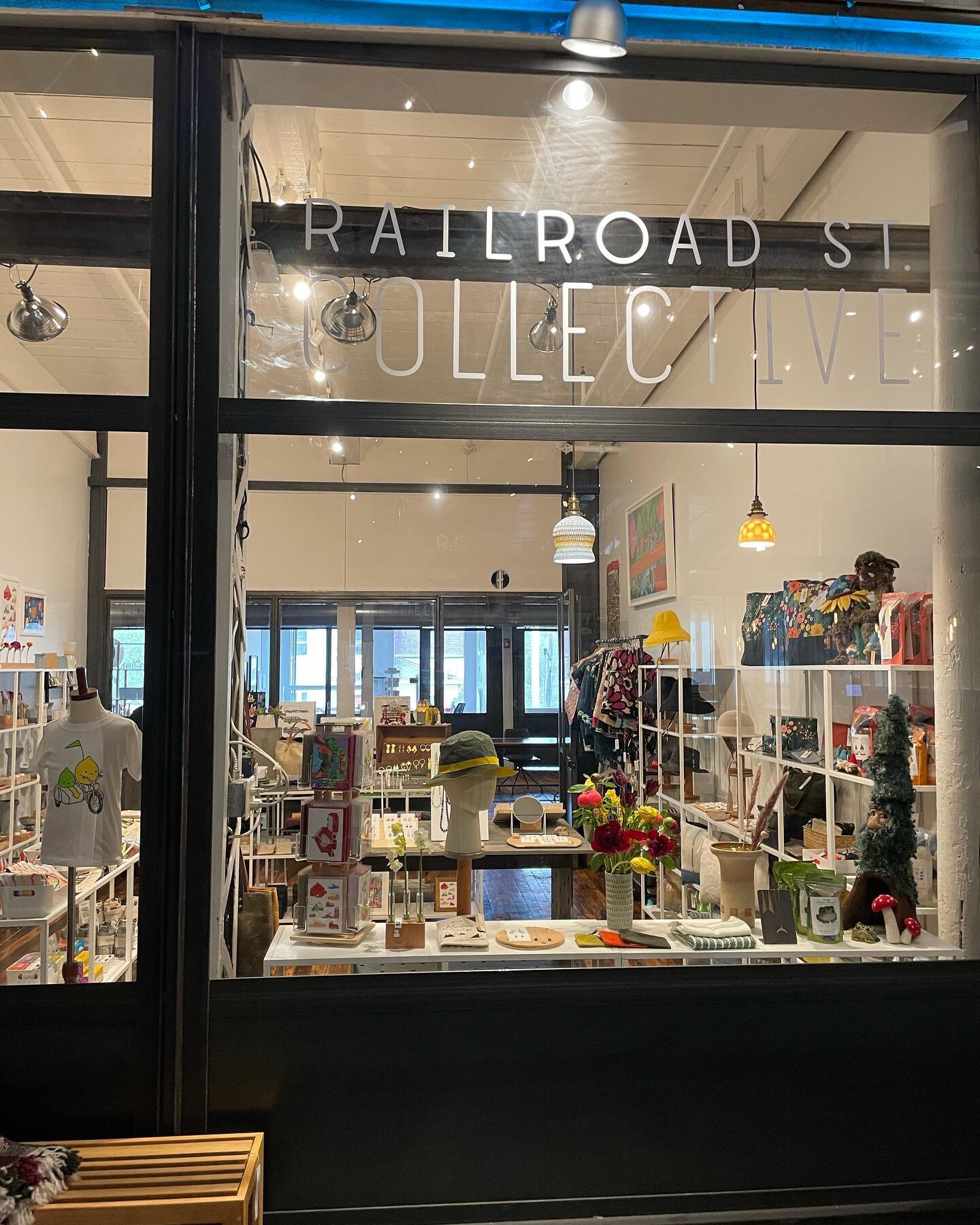 Congratulations to @railroadstcollective on their opening weekend!!! All the artists are amazing, so go check it out!!!! P.s- there are some FREE @truffles_by_tarah truffles to try too! Best welcome gift ever!!! #elbowdeepinchocolate #willywonkawho #