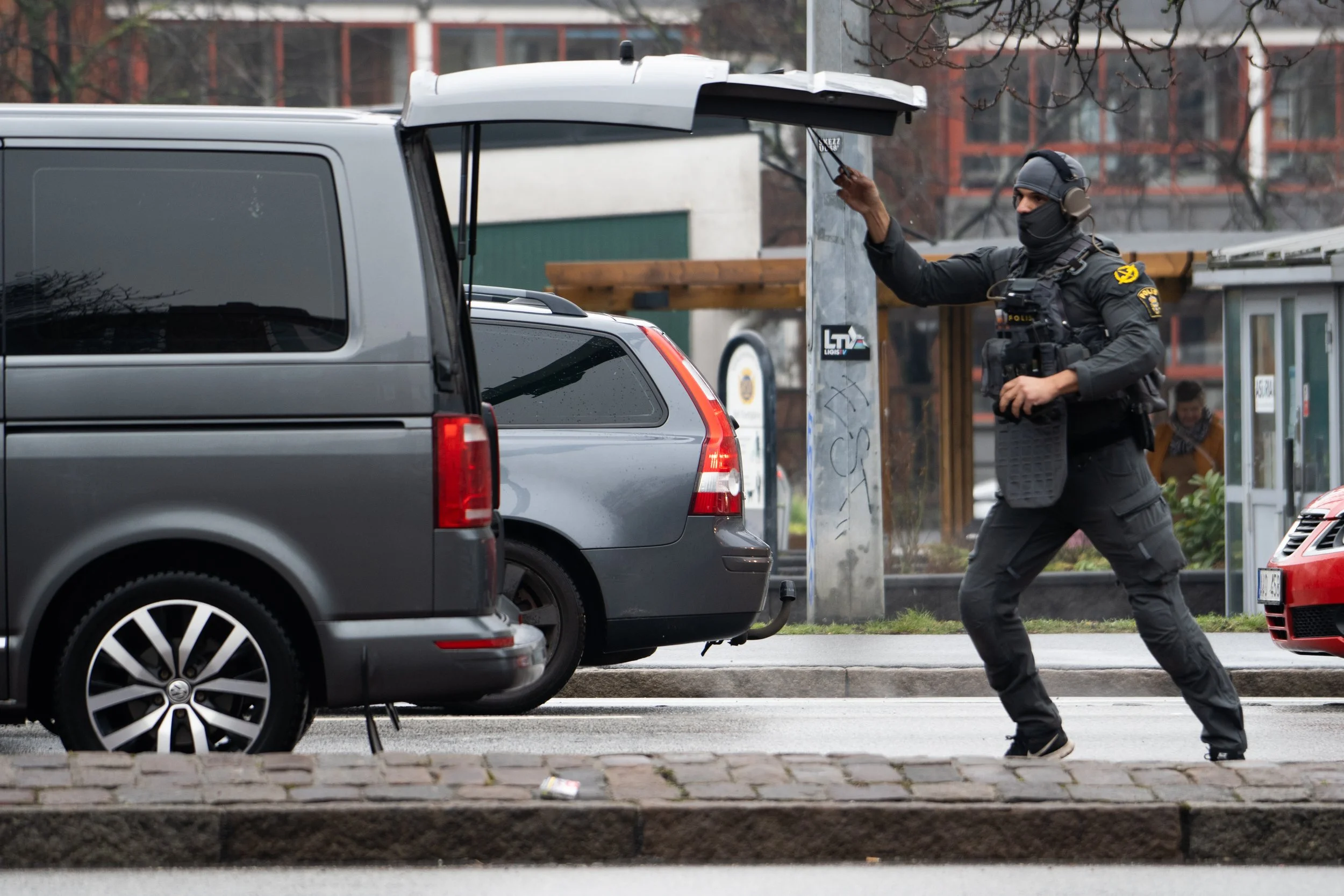 Armed policeman on Amiralsgatan in Malmö on march 30th 2023. 