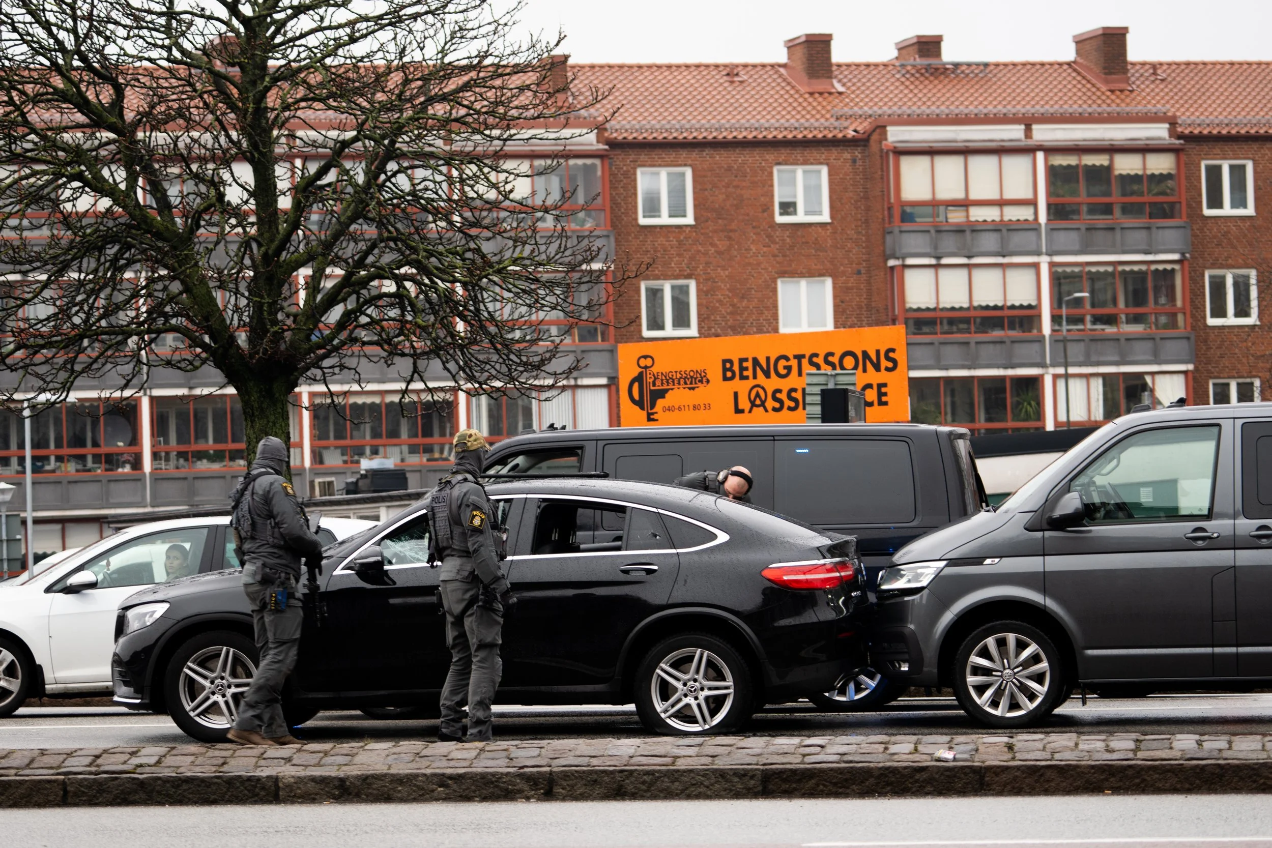 Armed police stops a vehicle on Amiralsgatan in Malmö on march 30th 2023. 