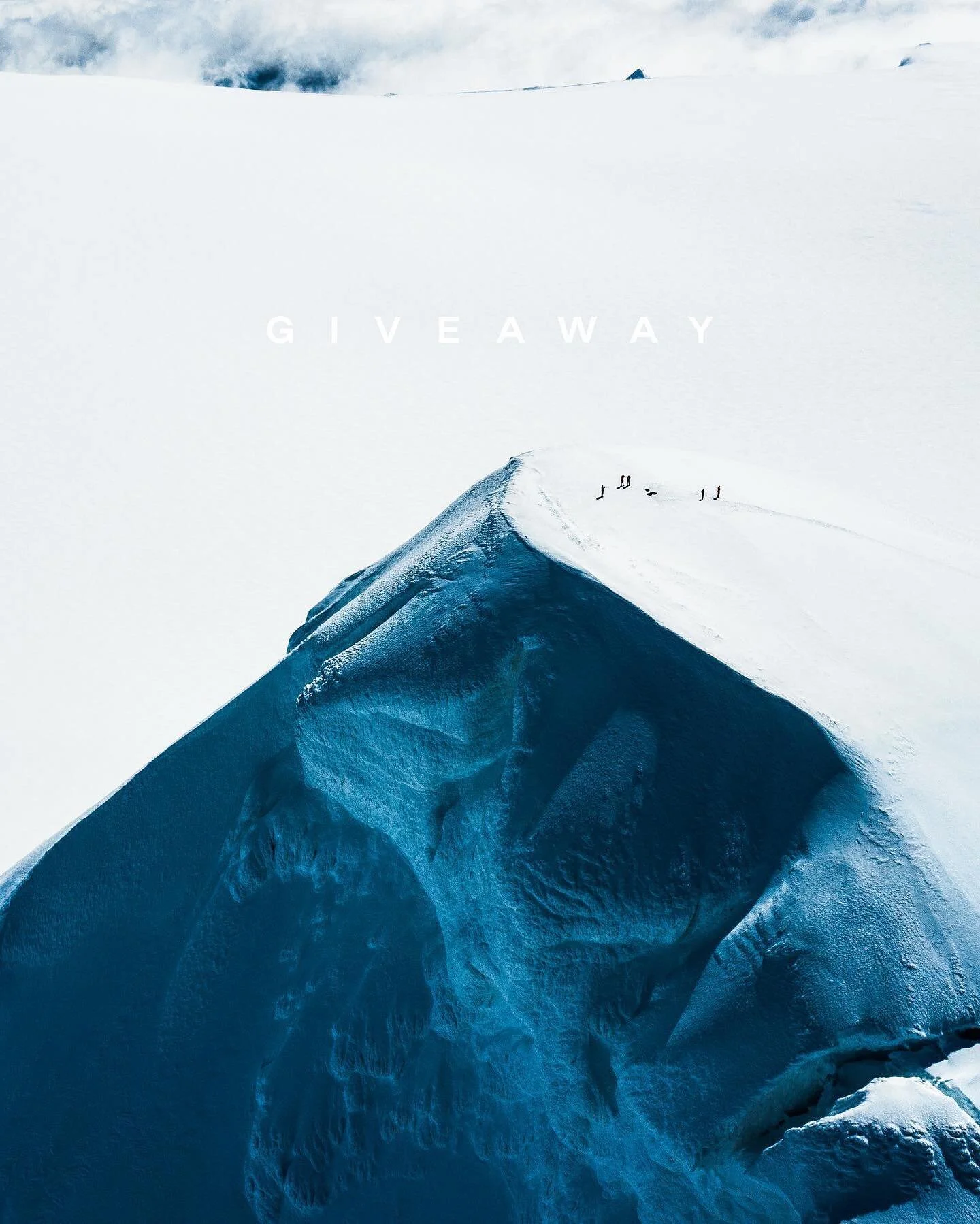 We are giving away an entire photography workshop and epic Icelandic highland adventure this December! 
Head over to @benjaminhardman or @siggiworld to see all the details 👊🏼