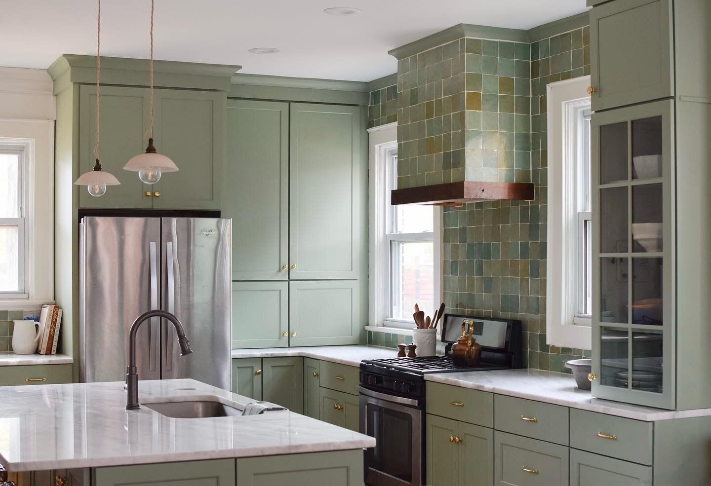 Love when a client is fully trusting and willing to make a statement!
&mdash;
#kitchendesign #kitchen #kitchenremodel #kitchendecor #kitchencabinets #kitchenisland #greenkitchen #greenkitchencabinets #tiledhood #interiordesign #interiordesigner #inte