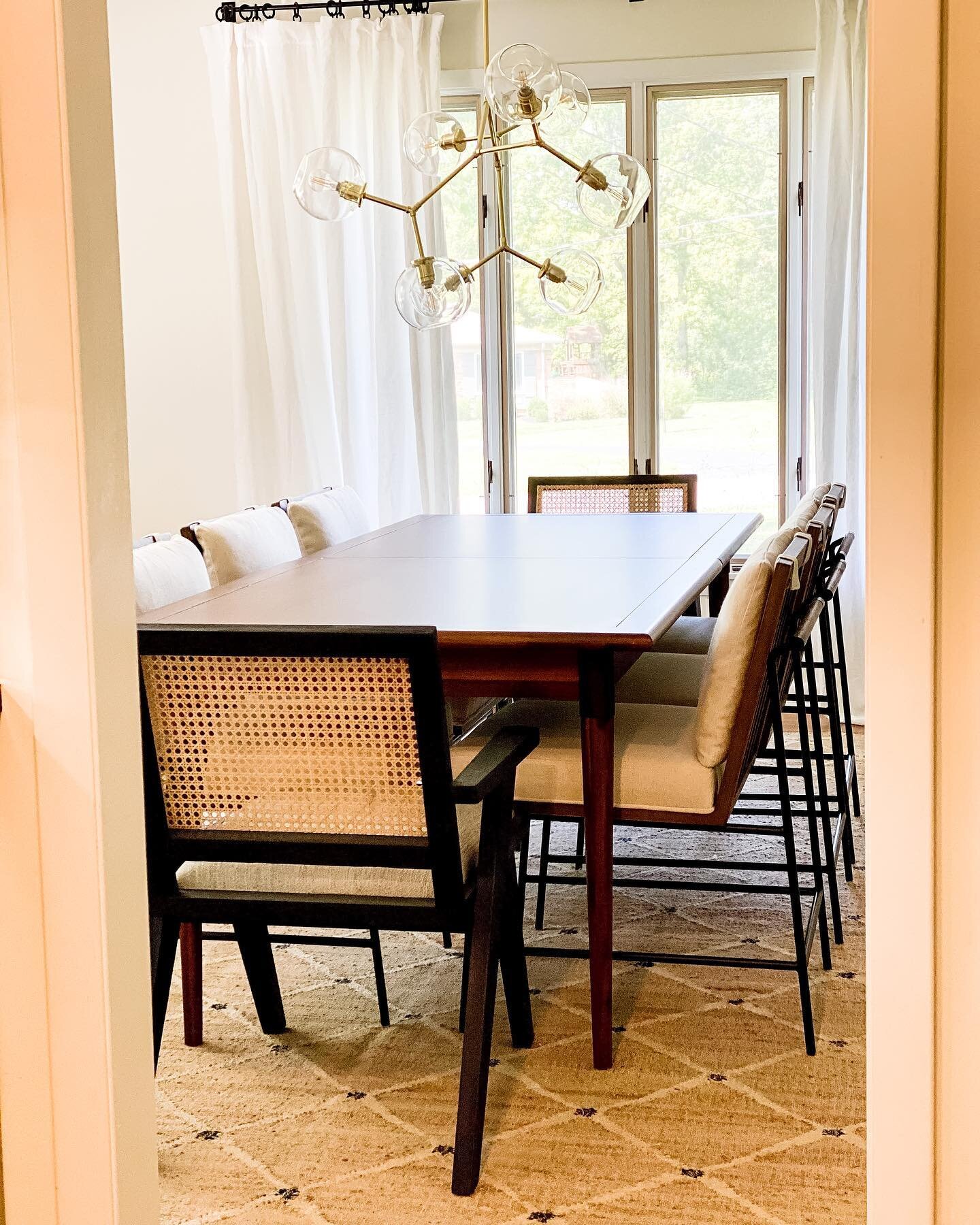 A bit behind on project photos but trying to catch up! Here&rsquo;s a peek into a dining room of a project from last year. A mid century modern home where we kept the design in line with that era. More to come!
&mdash;
#mcm #mcmdiningroom #diningroom