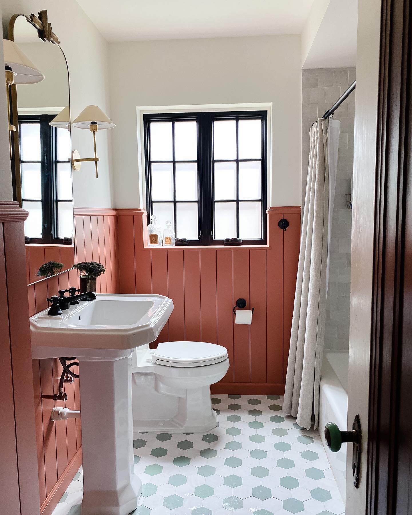 This bathroom was cute to begin with, having almost all of the original finishes. We wanted to keep that charm while making it feel current but timeless. Swipe to see the before!
&mdash;

#bathroom #bathroomdesign #bathroomremodel #tile #interiordesi