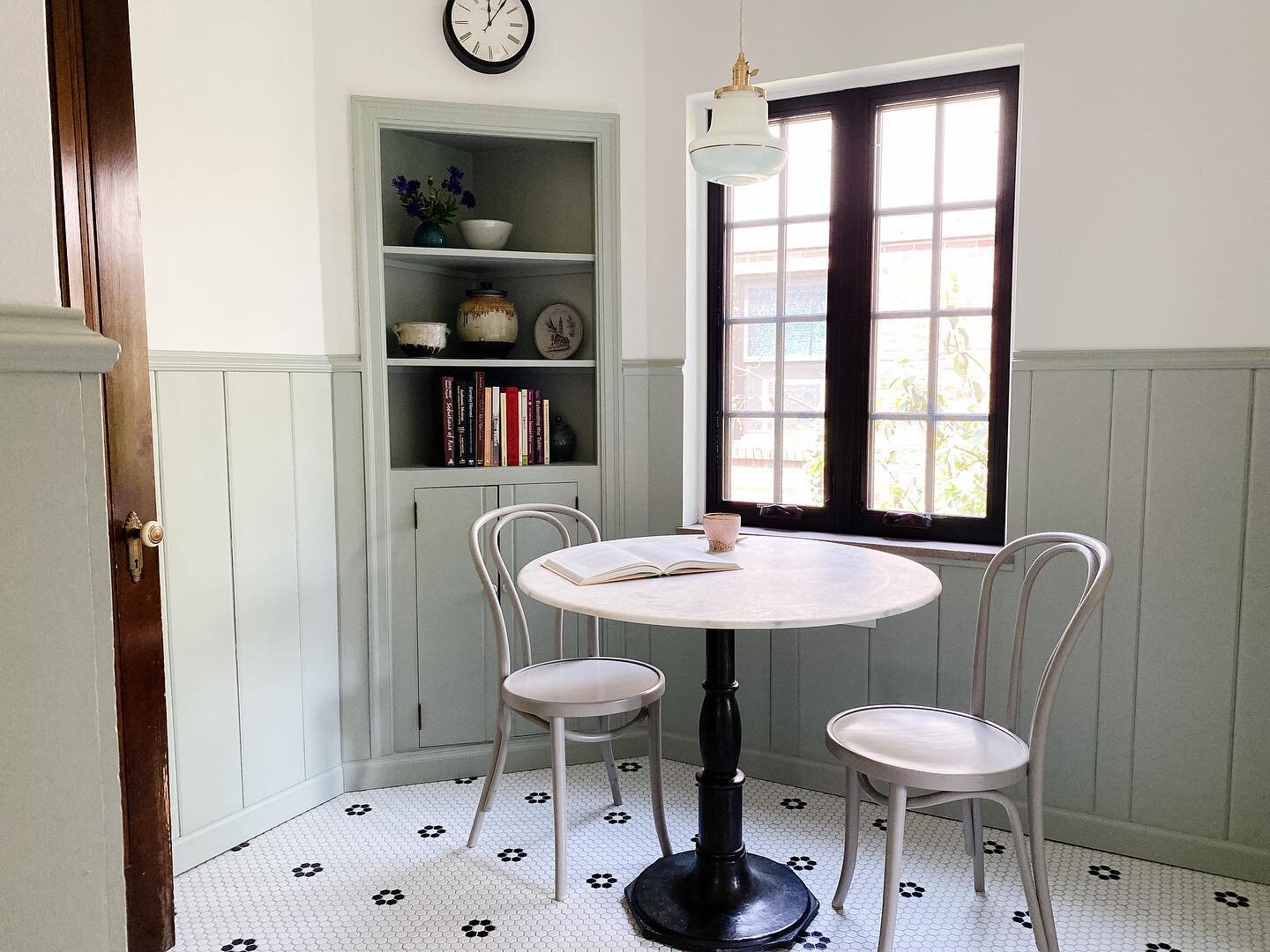 A little breakfast room before and after!
&mdash;
#interiordesign #interiordesigner #home #oldhouselove #homedesign #cincinnatiinteriordesign #cincinnatiinteriordesigner #cincinnatiinteriordecorator #cincinnatiinteriors