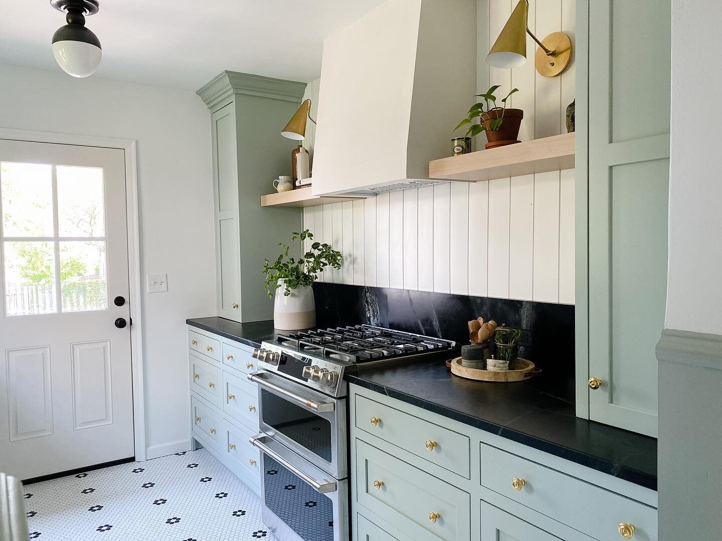 Finally got photos of this kitchen remodel that we finished a few months ago. Such a dreamboat of a client - trusting, up for soapstone, and wanting to keep the character in their 1939 home.
&mdash;
#interiordesign #interiordesigner #home #oldhouselo