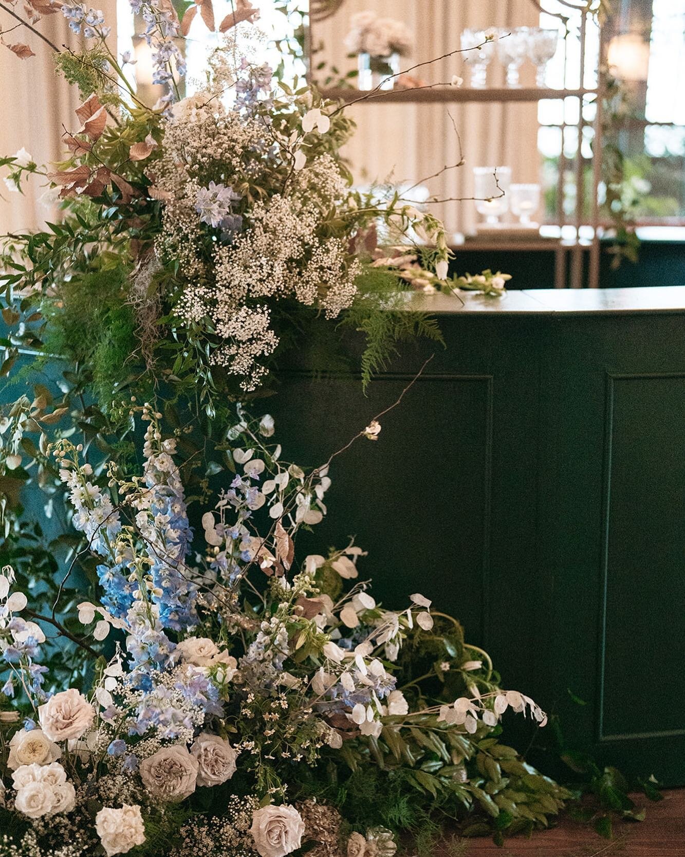 Popular Opinion: Statement Bar 🦚
&bull;
&bull;
&bull;
Custom 360 bar by @party.bound 
Florals by @navyandjay 
#atlantaweddingplanner #southeastweddingplanner #statementbar #weddingdesign