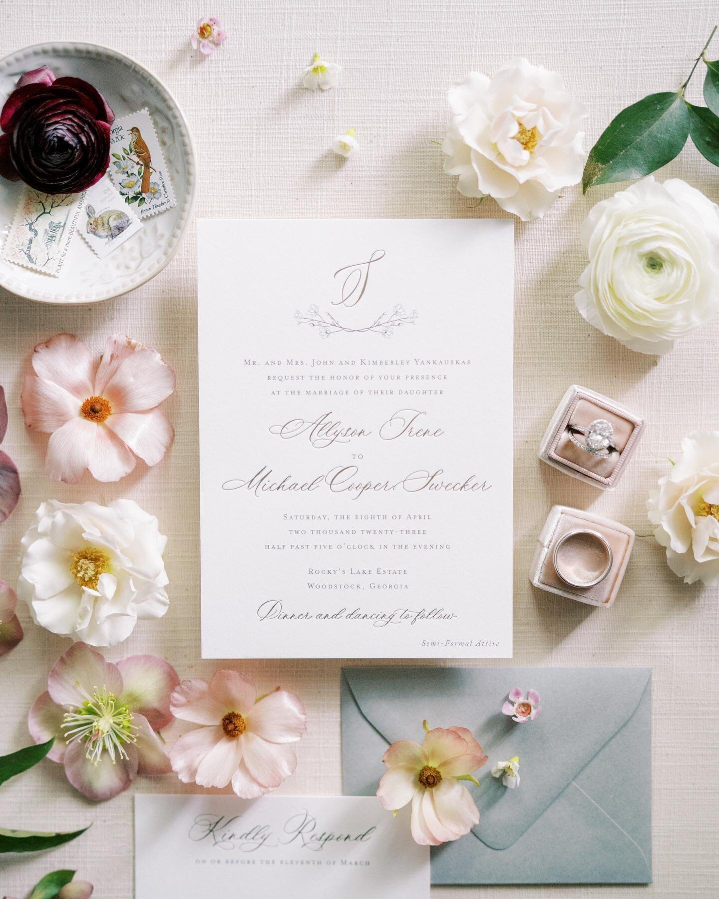 Custom stationery, sweet details &amp; the prettiest spring blooms.
@paigemolinaphoto @paperdaisiesstationery @huntersheafloral @ascotdiamondsatlanta