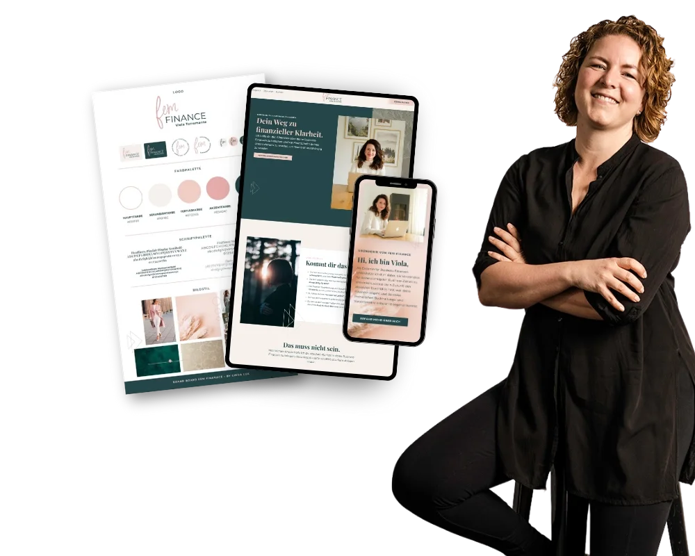 Eine Frau mit lockigem Haar, die vor einem schwarzen Hintergrund sitzt und nach rechts schaut, mit einem Lächeln. In der Mitte des Bildes sind ein Computerbildschirm, ein Tablet und ein Smartphone mit einer Website sichtbar. Auf der linken Seite sind gedruckte Dokumente mit Farbpaletten und Text.