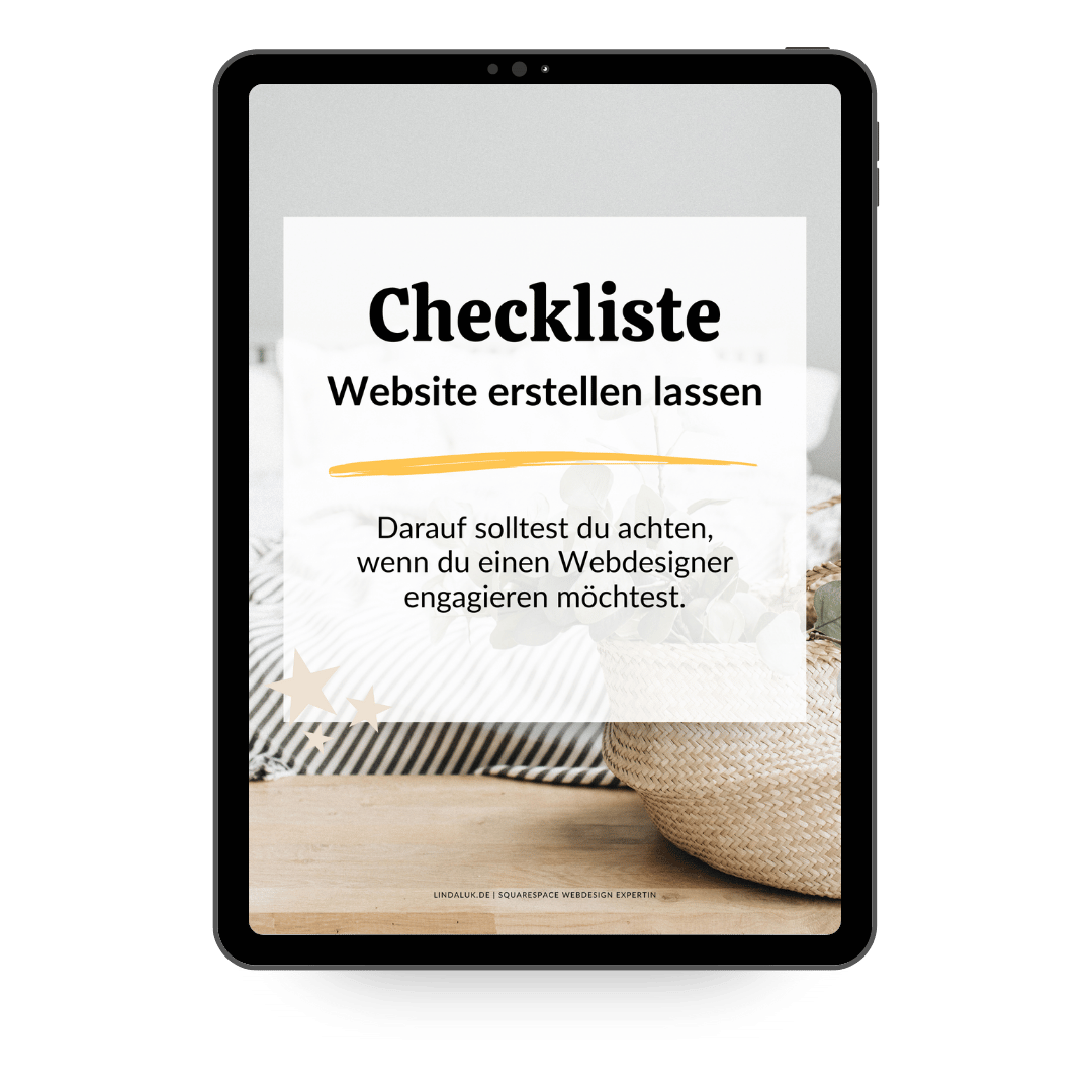 Tablet mit einer Checkliste zur Erstellung von Websites, Tipps zur Auswahl eines Webdesigners, auf einem Tisch mit Deko.
