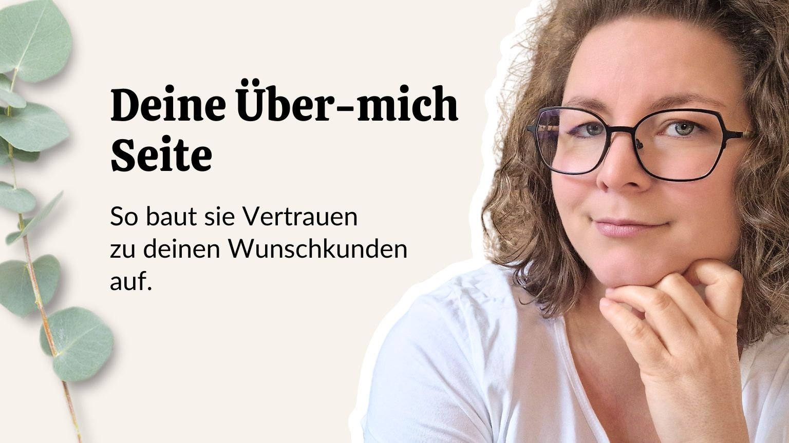 Squarespace Expertin Linda Luk sitzt am Schreibtisch und arbeitet an einer Squarespace Website
