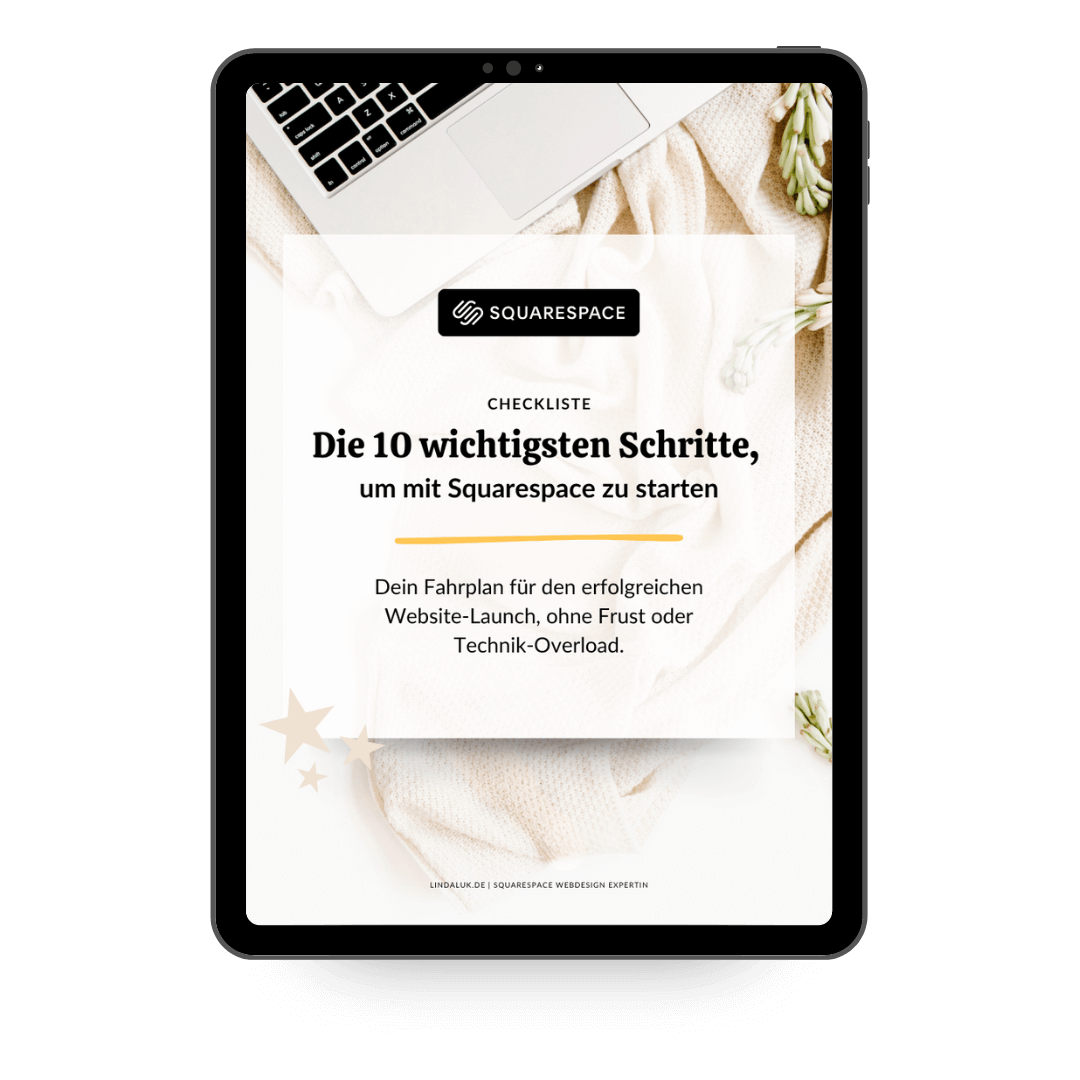 Tablet mit einem Download-Design für eine Checkliste mit dem Titel 'Die 10 wichtigsten Schritte, um mit Squarespace zu starten', auf einem weißen Stoffhintergrund mit Blumen und einem Laptop.