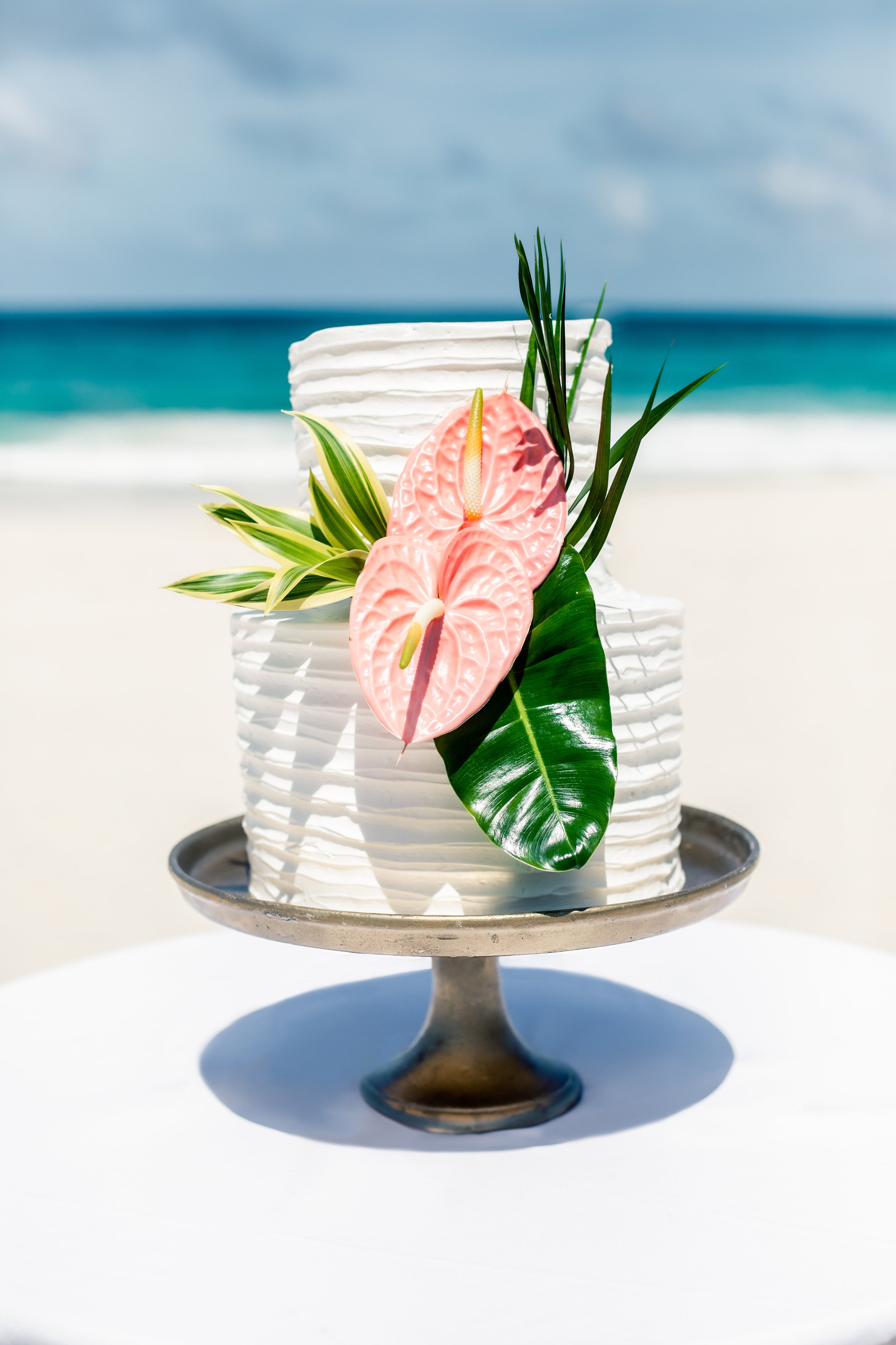 WeddingInspiration_TropicalParadise_Reception_Cake.jpg