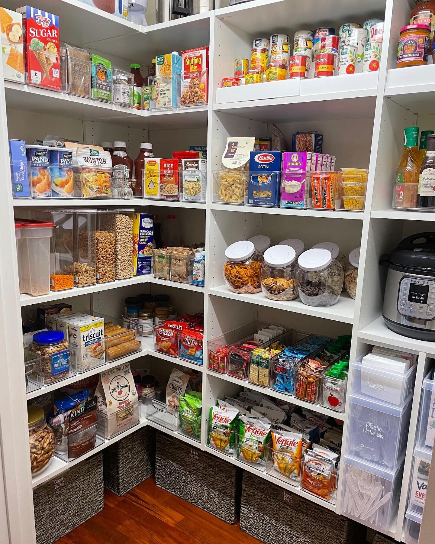 ✨Which do you prefer in your pantry area? Clear bins, decorative or a little bit of both?✨ 

&bull;
&bull;
&bull;
#massachusetts #organize #organizedhome #organizedmom #organization #professionalorganizer #homeorganization #declutter #simplify #simpl