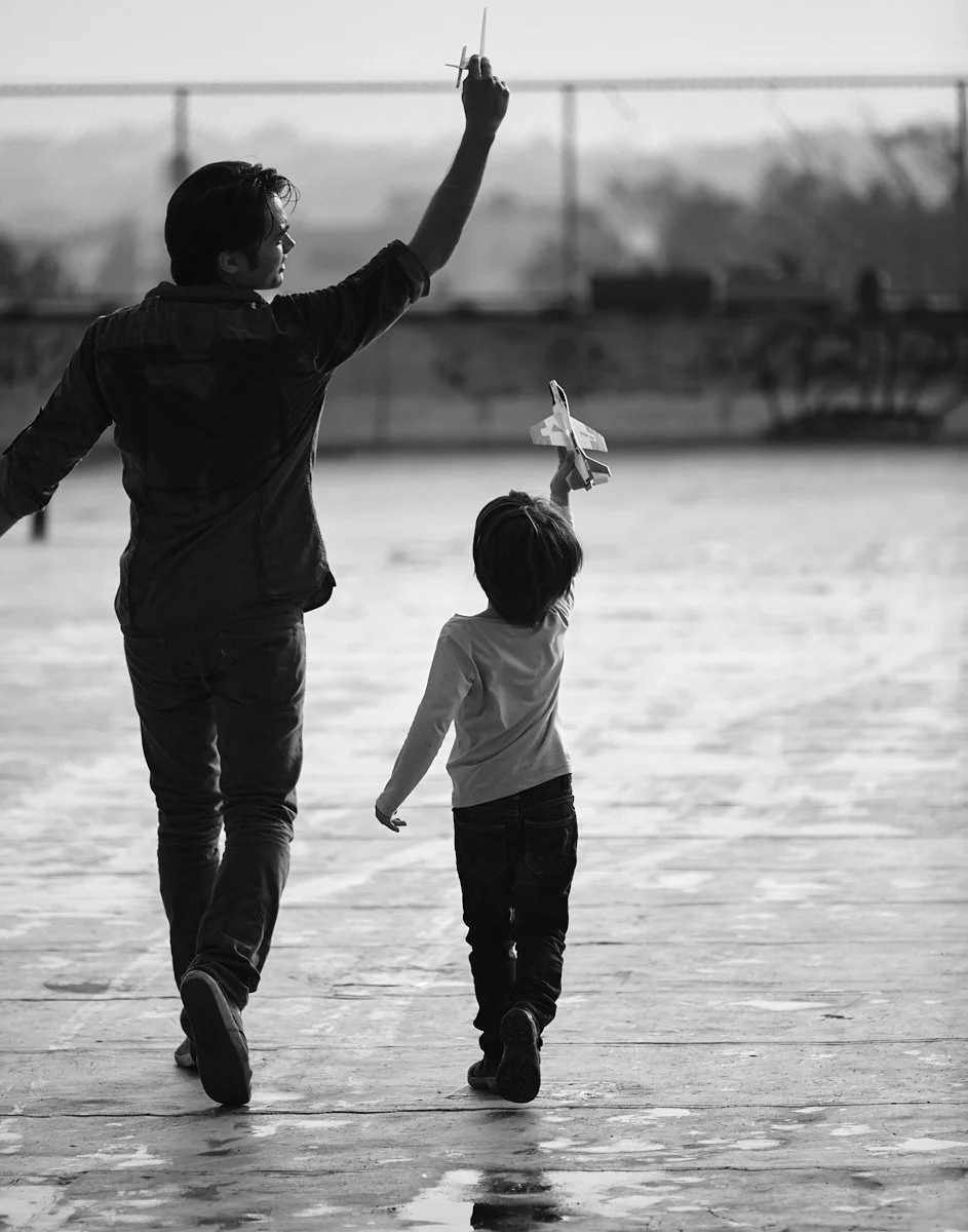 pete-thompson-photographer-life-style-father-son-fatherhood-paperplane-rooftop-fun-spontaneous-play.jpg