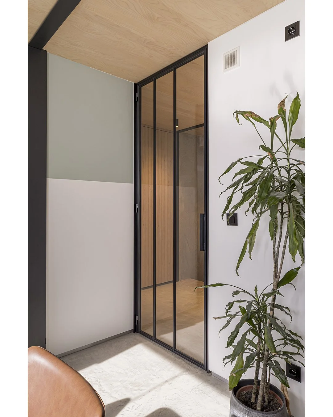 Een stalen scharnierdeur in metal blue coating gerealiseerd volgens ontwerp van de architect geplaatst in Retie