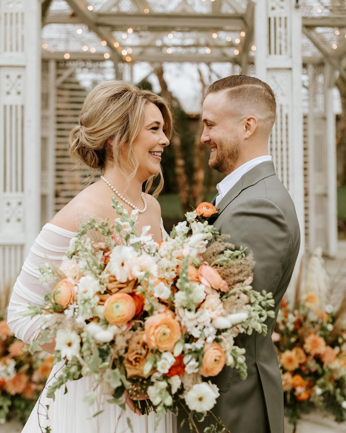 One year ago ✨🧡

I love how much my couples love each other. 🥹 
Such a privilege it is to flower for all those who love. 

Photographer: @lizjeanphotography 
Florals: @woodlandfloraldesignco
Venue: @terrain_events @terrain_styers 
Planning: @lovean