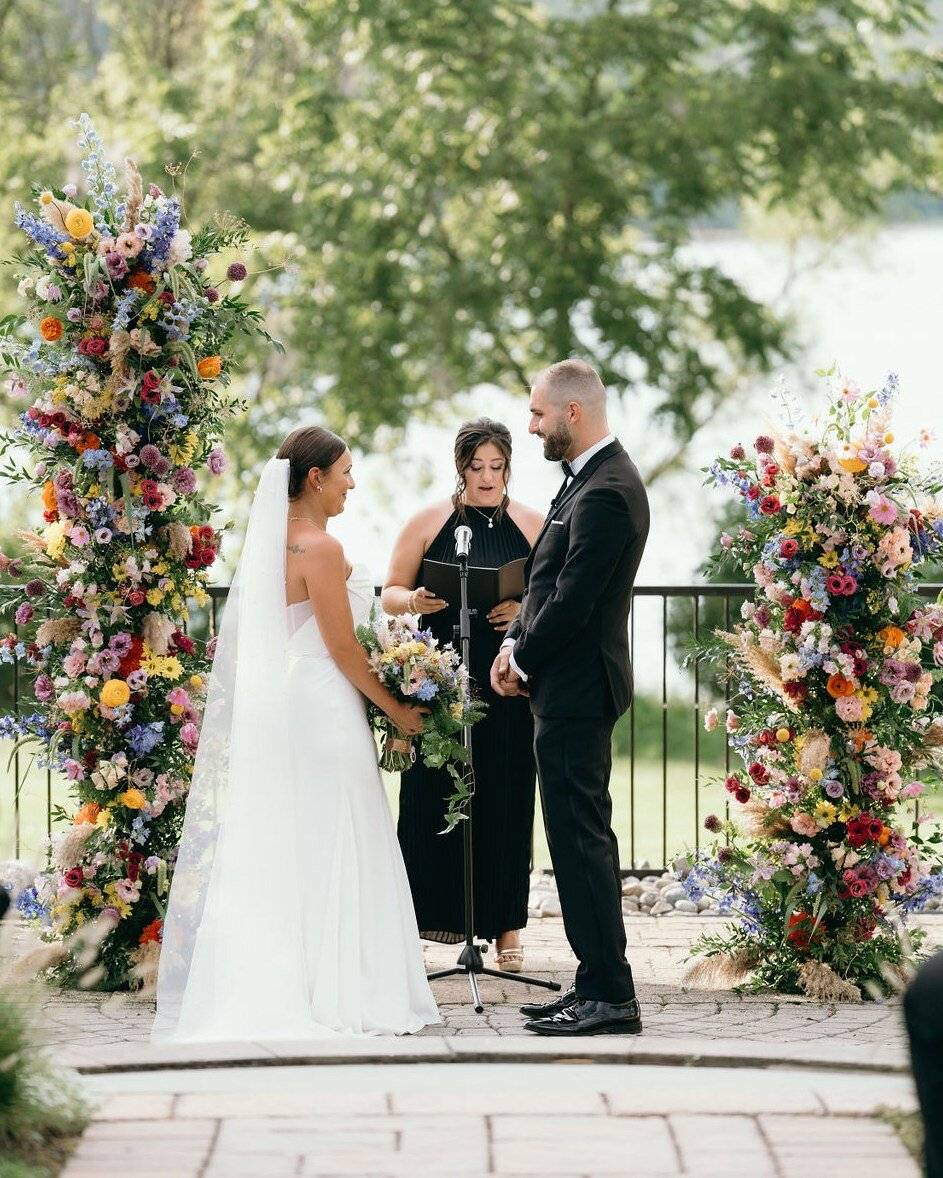 Can't believe it took me this long to figure out - my DREAM couples are head over heels for flowers! 🌸 

Finally dawned on me, completely.

They totally get how blooms can turn a wedding into a fairytale, from the ceremony to the dance floor. 

And 