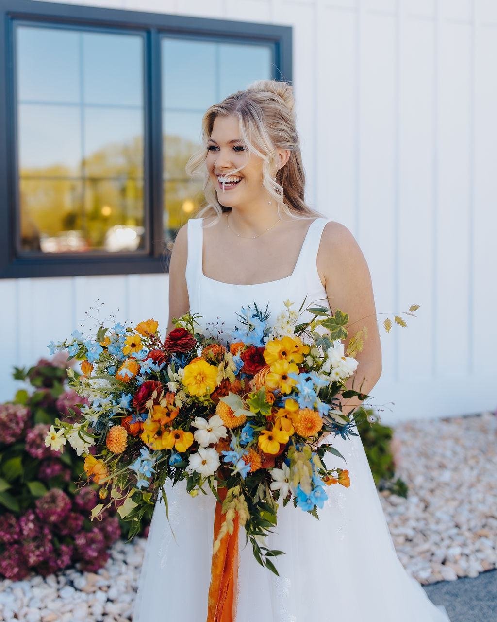 I'm always a fan of the unexpected.
The non-traditional.
The make-you-look-twice.

The little pops of blue in Belle's bouquet (and throughout the entire floral design) gave the touch of the unexpected to a fall wedding design that I just absolutely a