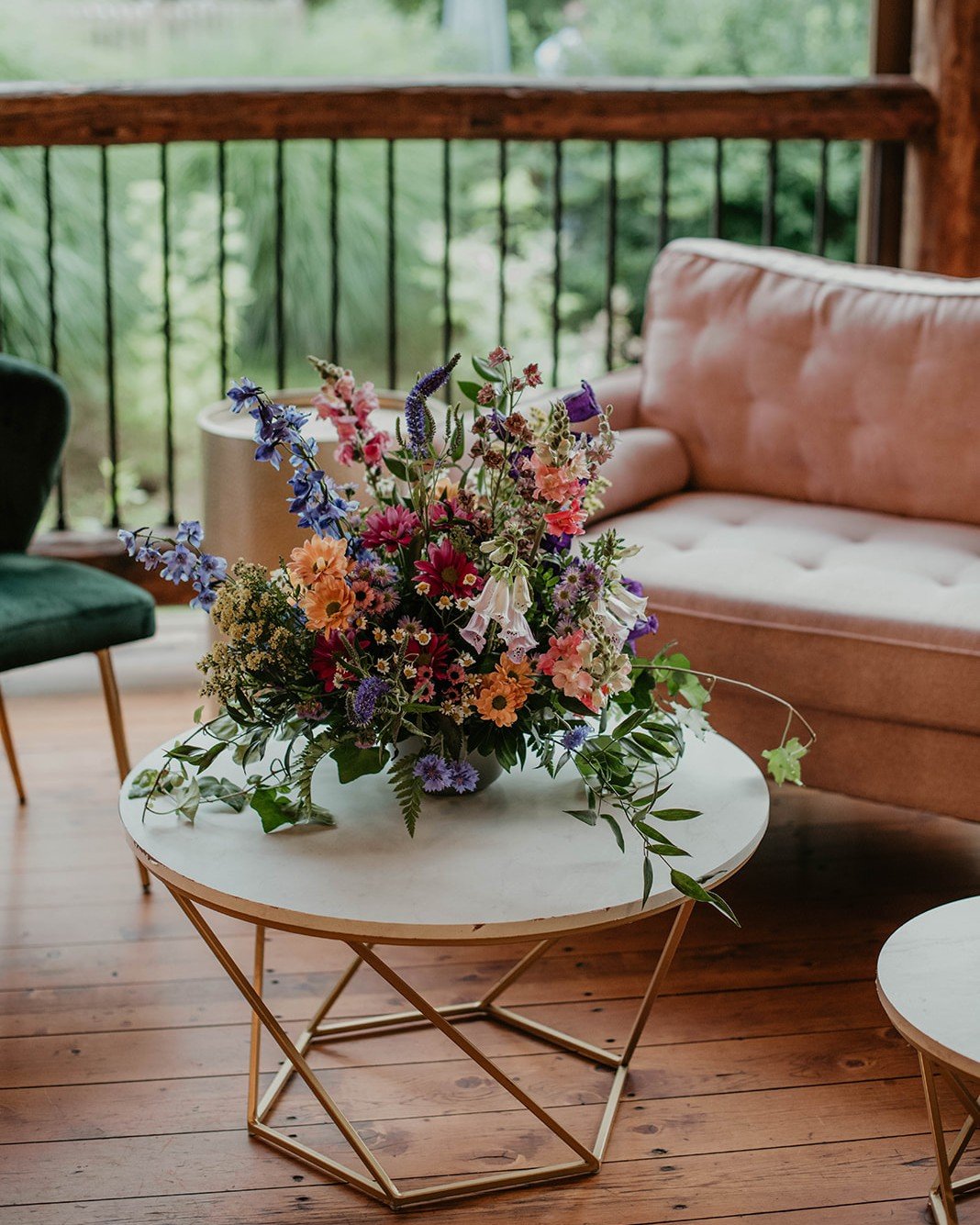 If you're having a lounge at your wedding, you definitely should think about incorporating flowers!

Whether it's bud vases, an arrangement, or something out of the box (stay tuned for a superrrr fun lounge design coming later this month!) florals al