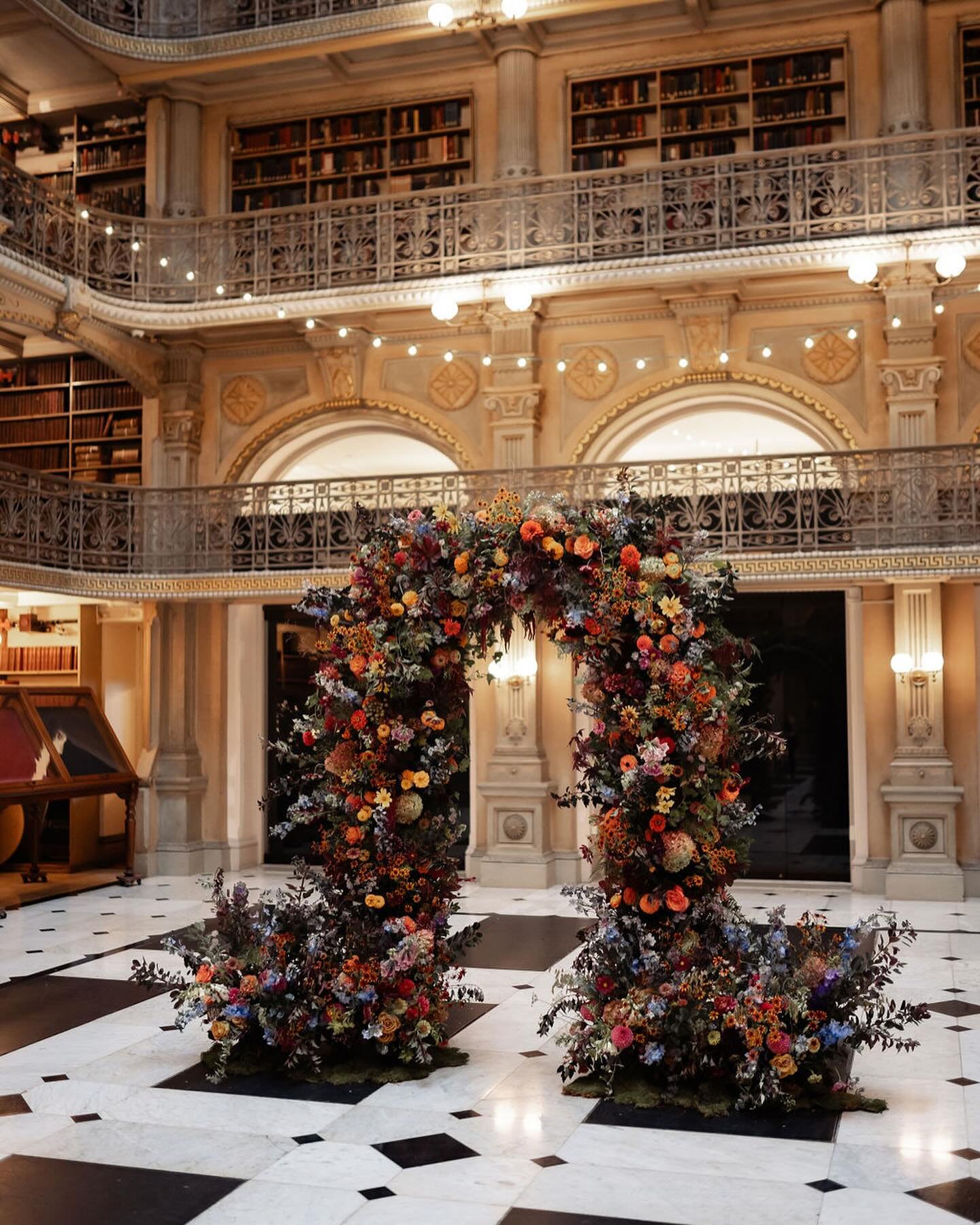 Flowering at @georgepeabodylibrary this year was definitely a check off of our bucket list! Especially when the vibes are forest fairy 🧚 

Forever in love with this ultra luxuriously texture arch. What do you think?

Venue: George Peabody Library
@g