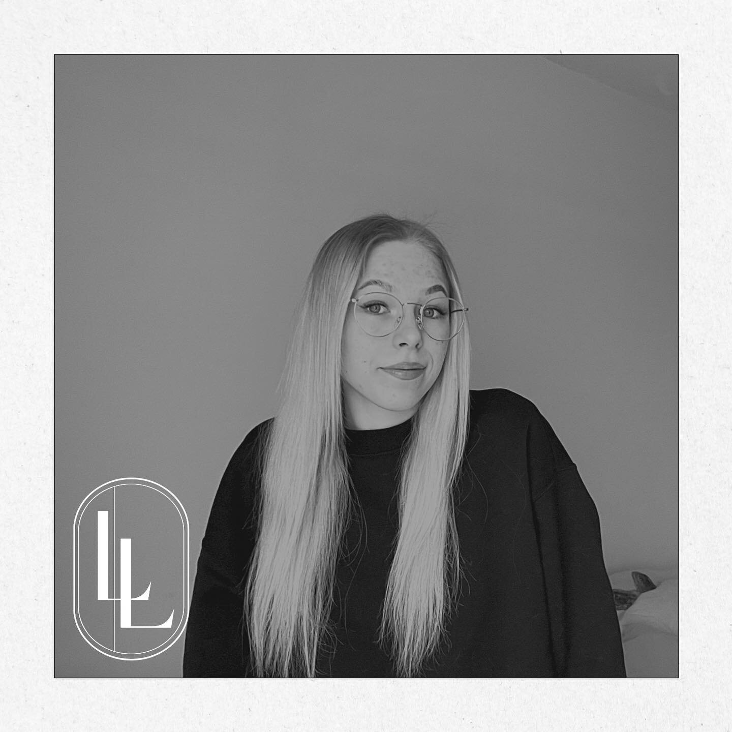 Hei, min&auml; olen Liisa! Olen kouvolalainen, suurista asioista unelmoiva ja ensiaskeleitani yritt&auml;j&auml;n&auml; ottava. 

Haluan auttaa yrityksi&auml; huomaamaan visuaalisen ilmeen t&auml;rkeyden ja mit&auml; kaikkea harkitulla ja ajantasaise