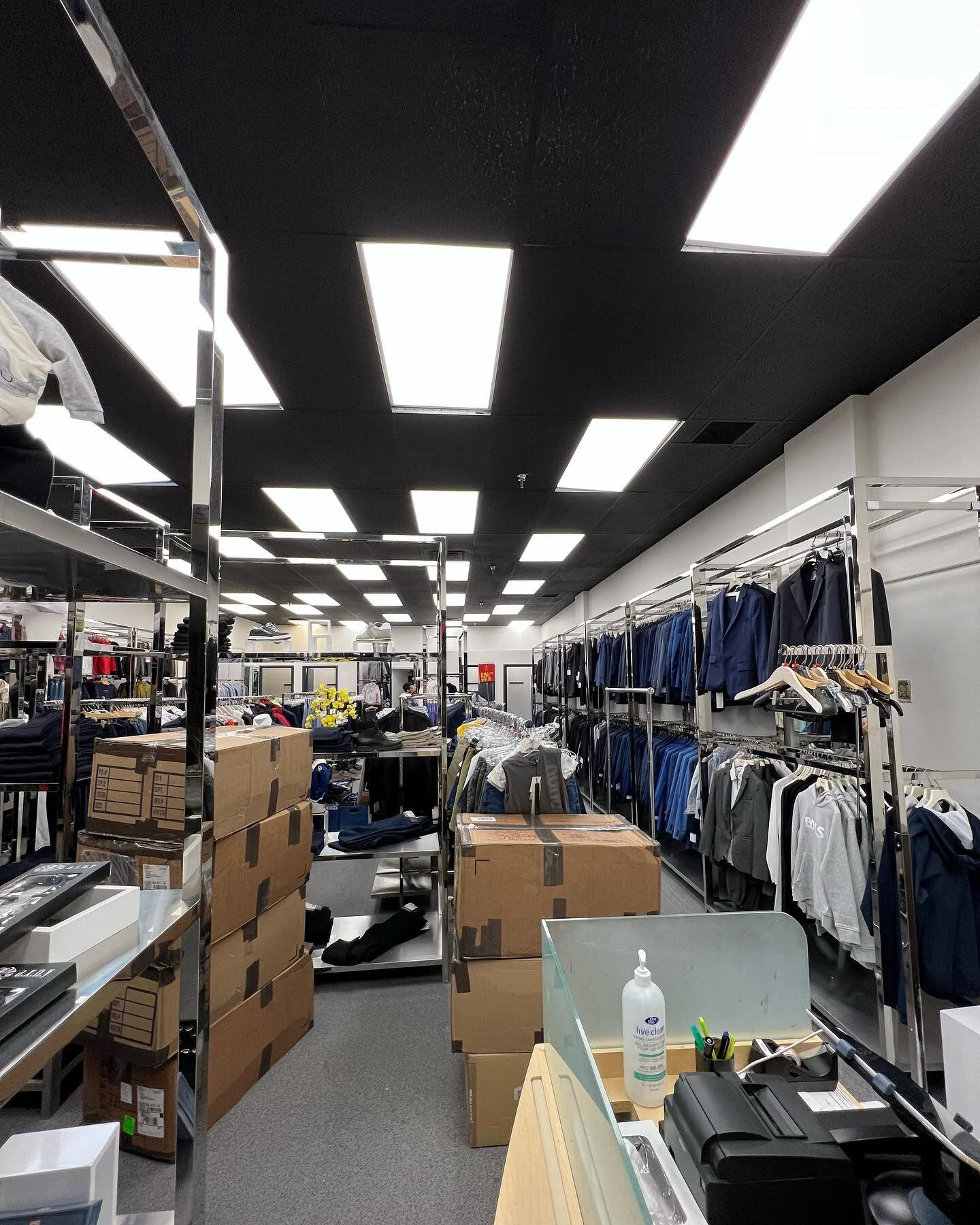 Retail store #painted 🎨🖌️

⚪️ Alabaster White 
🔵 Hale Navy 

Need local painters?
Call us up! 
289-315-1944📱

#painting #paint #retail #store #painter #toronto #northyork #tiktok #beforeandafter #foryou