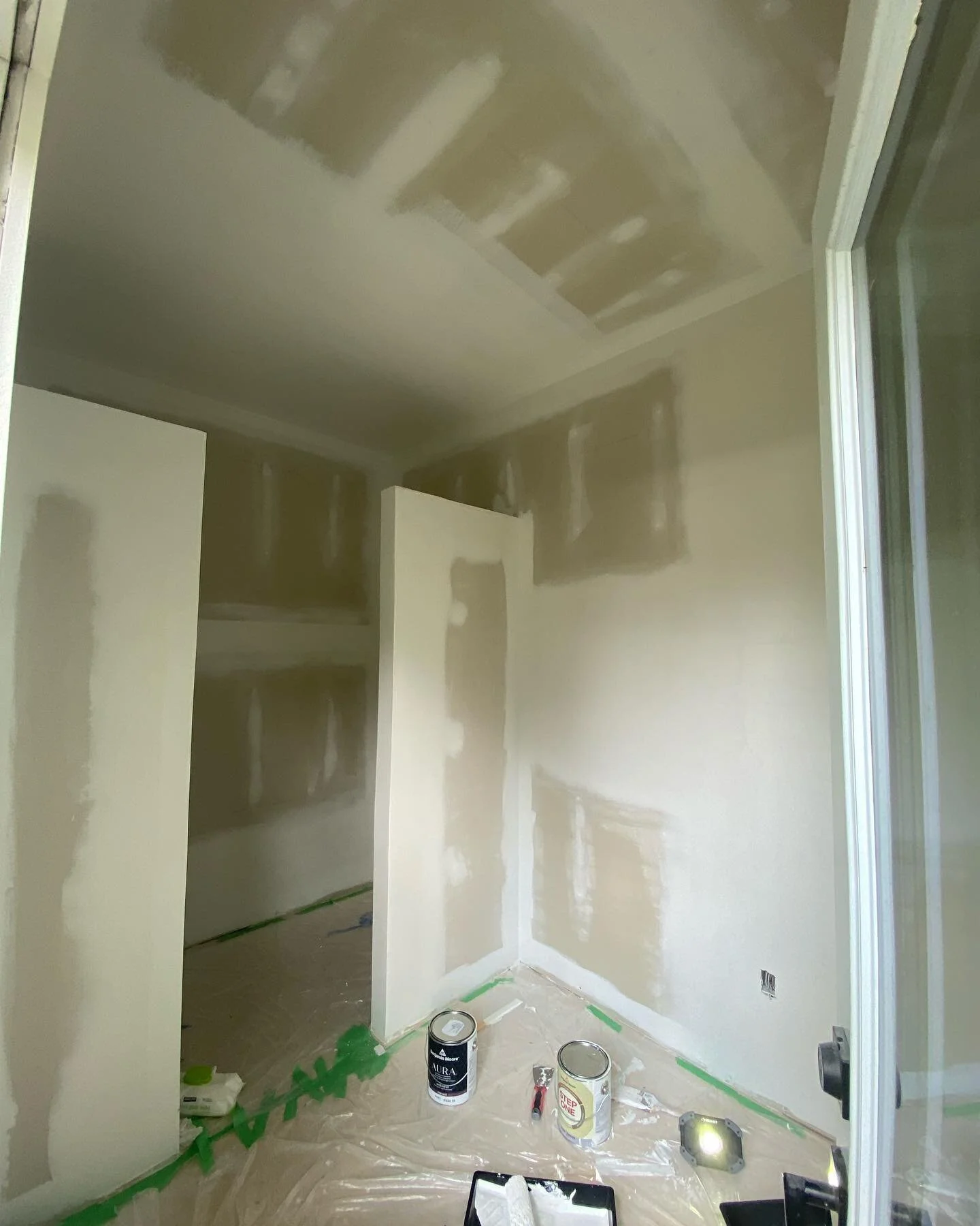 Outdoor bathroom in Etobicoke #painted ! 
⚪️ Cloud White 

Before vs After results 🤩 

If you need a painter,
you know who to call 😉

#toronto #painting #etobicoke #painter #design #bathroomdesign #luxury #renovations #realestate #realtor