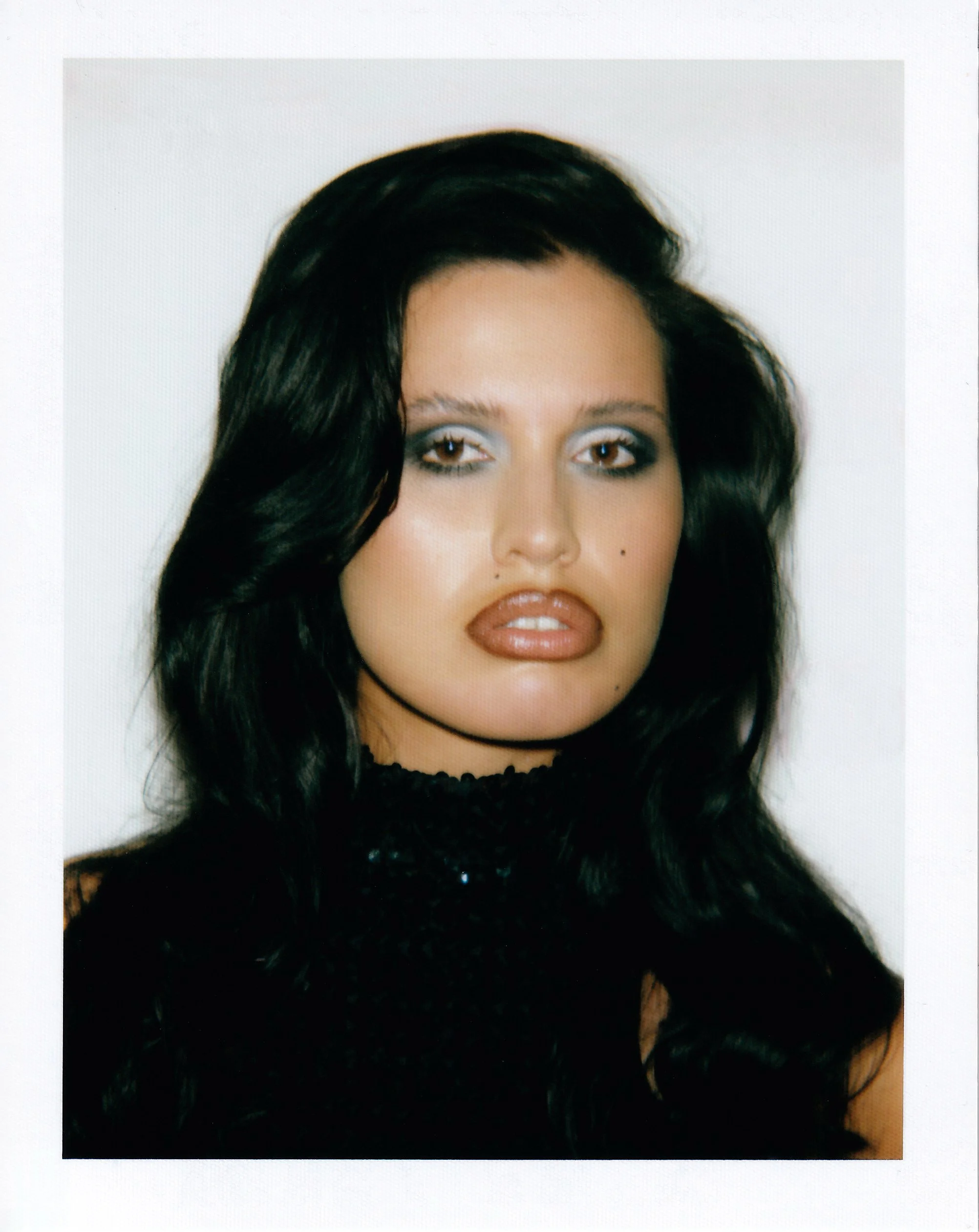 Shooting dans un studio parisien avec le photographe Jay Paulo Rodrigues pour le projet Héroïnes, mettant en avant des photos Polaroid prises avec une caméra Big Shot. La mannequin Alexandra zayats, coiffée par le coiffeur parisien Maxime Guicheteau