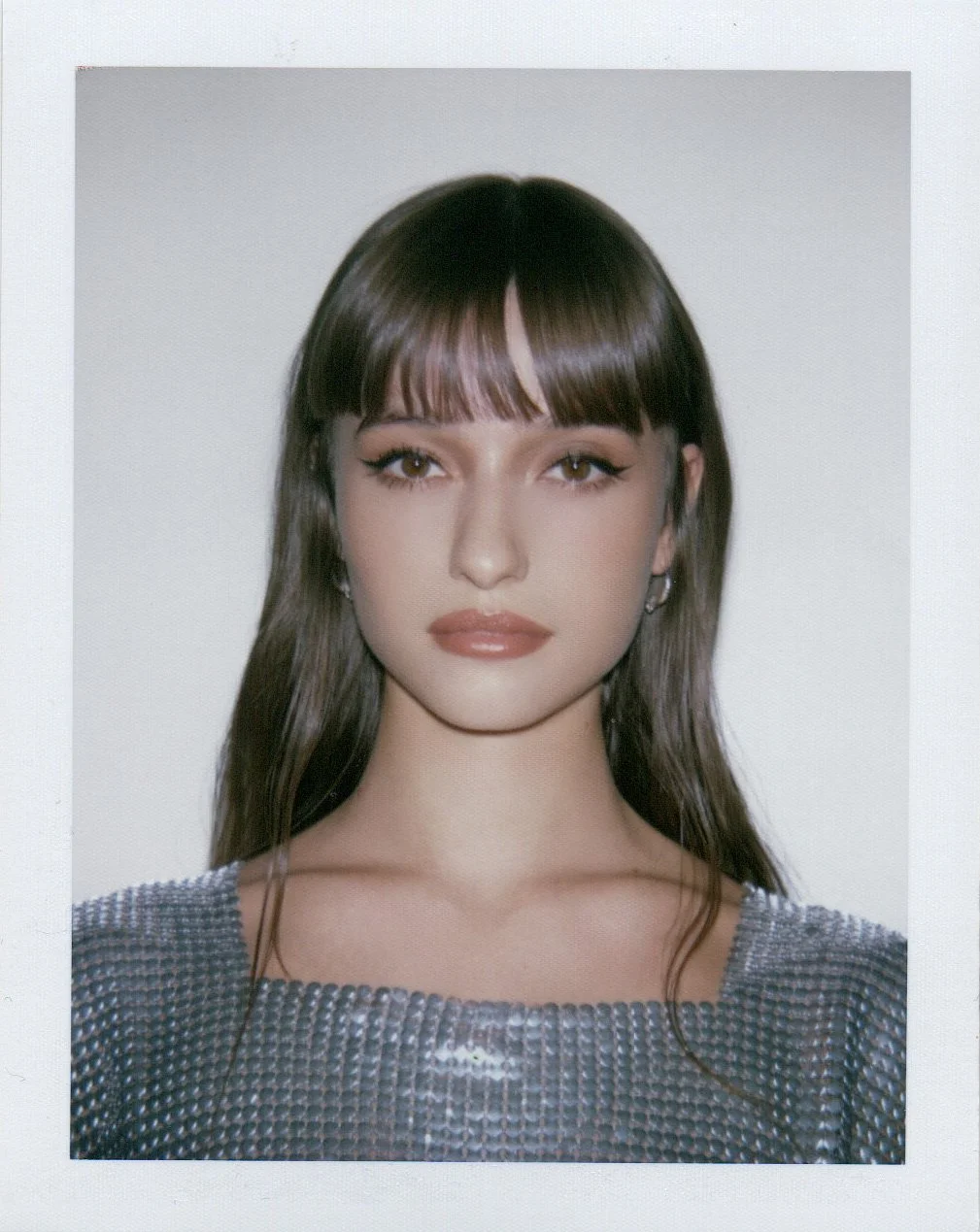 Shooting dans un studio parisien avec le photographe Jay Paulo Rodrigues pour le projet Héroïnes, mettant en avant des photos Polaroid prises avec une caméra Big Shot. coiffée par le coiffeur parisien Maxime Guicheteau