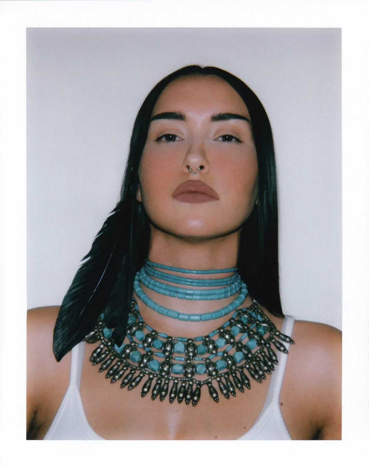 Shooting dans un studio parisien avec le photographe Jay Paulo Rodrigues pour le projet Héroïnes, mettant en avant des photos Polaroid prises avec une caméra Big Shot. La mannequin , coiffée par le coiffeur parisien Maxime Guicheteau