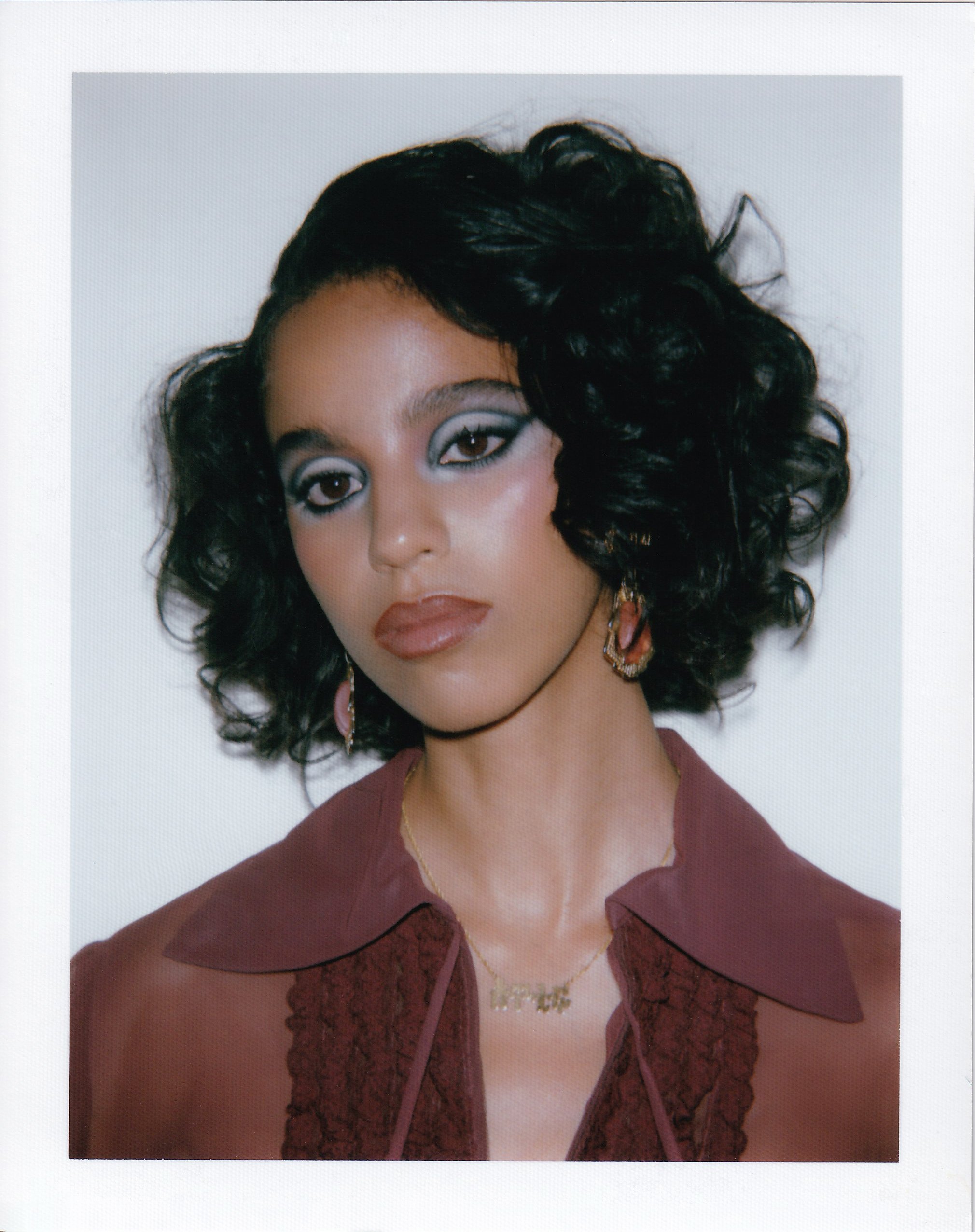 Shooting dans un studio parisien avec le photographe Jay Paulo Rodrigues pour le projet Héroïnes, mettant en avant des photos Polaroid prises avec une caméra Big Shot. La mannequin , coiffée par le coiffeur parisien Maxime Guicheteau