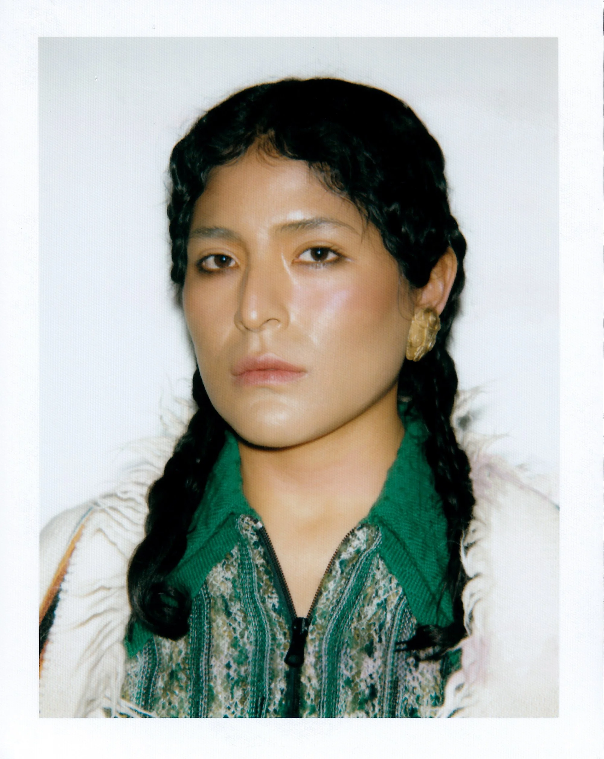 Shooting dans un studio parisien avec le photographe Jay Paulo Rodrigues pour le projet Héroïnes, mettant en avant des photos Polaroid prises avec une caméra Big Shot. Yulissa Aranibar , coiffée par le coiffeur parisien Maxime Guicheteau