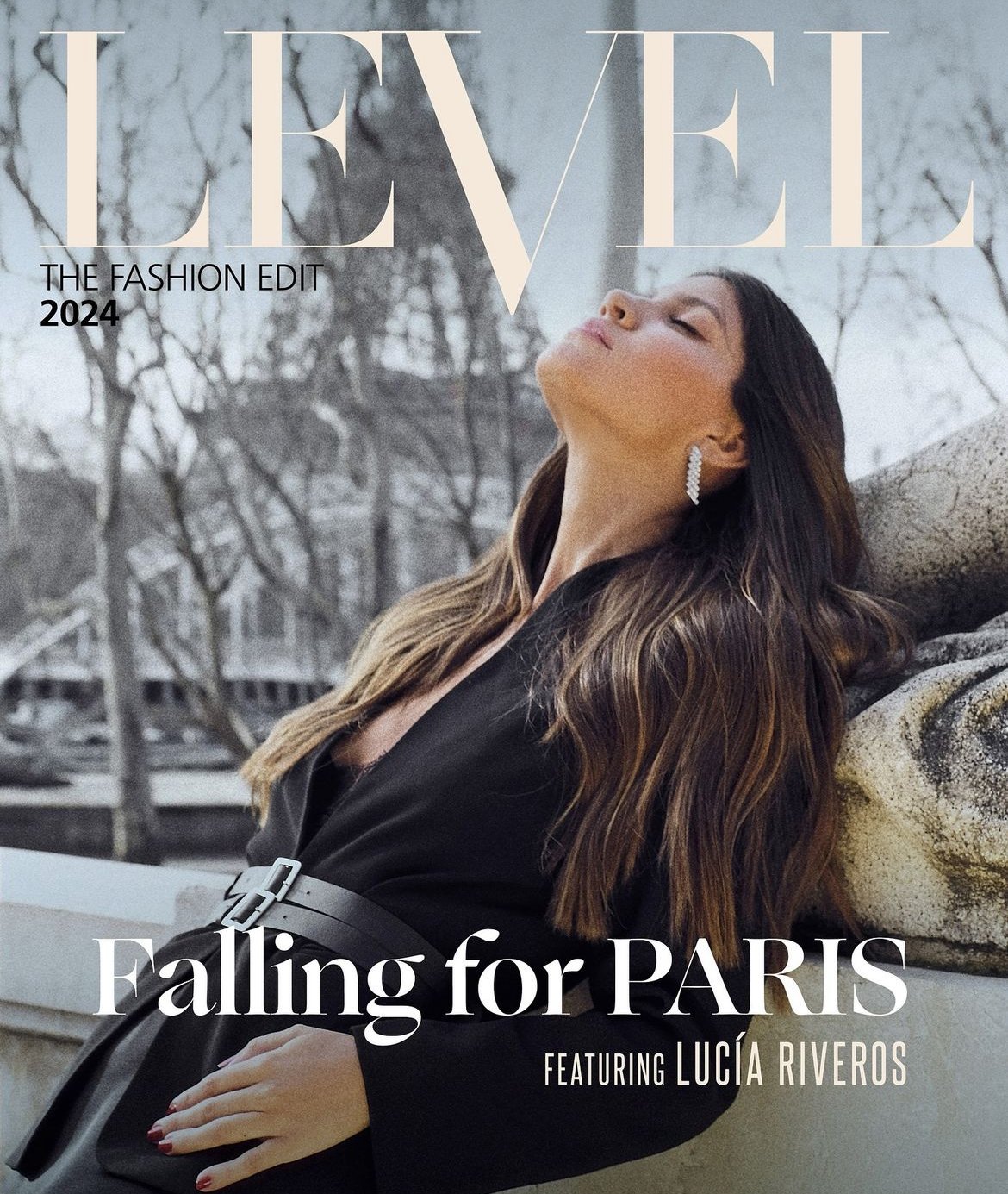 Shooting dans les rues de Paris avec Lucia Riveros pour le magazine Revista Level PY, coiffée par Maxime Guicheteau. La coiffure sophistiquée complète l’élégance urbaine capturée dans un cadre parisien, mêlant modernité et authenticité.