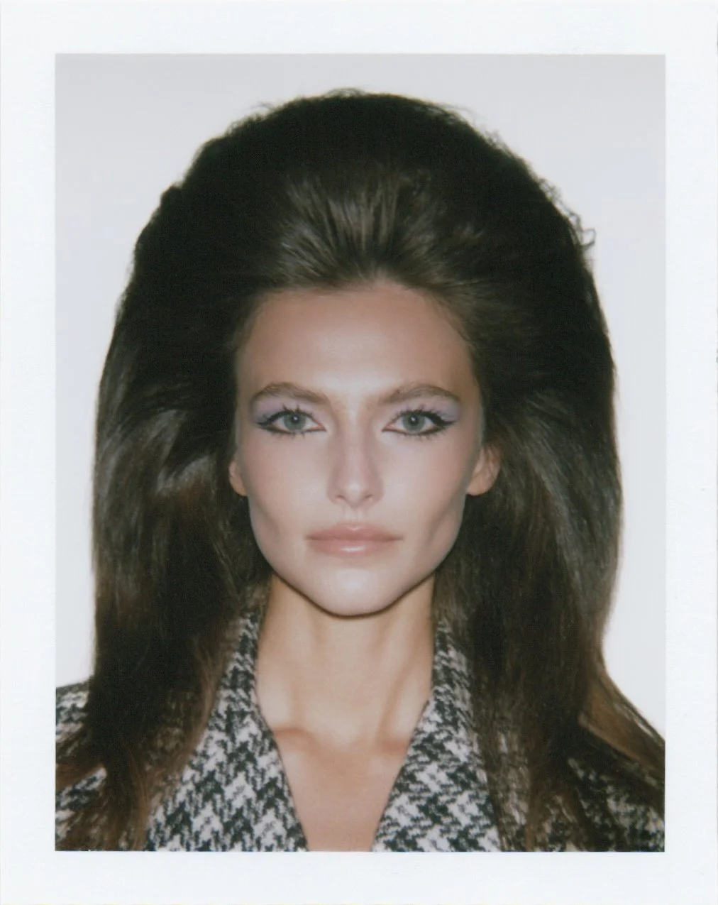 Shooting dans un studio parisien avec le photographe Jay Paulo Rodrigues pour le projet Héroïnes, mettant en avant des photos Polaroid prises avec une caméra Big Shot. La mannequin Julia Jane rose, coiffée par le coiffeur parisien Maxime Guicheteau. 