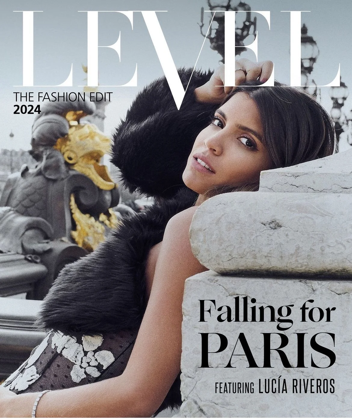 Une femme, Lucía Riveros, pose sur un pont à Paris, avec des éléments architecturaux en pierre et en métal en arrière-plan, pour la couverture du magazine ELLE.