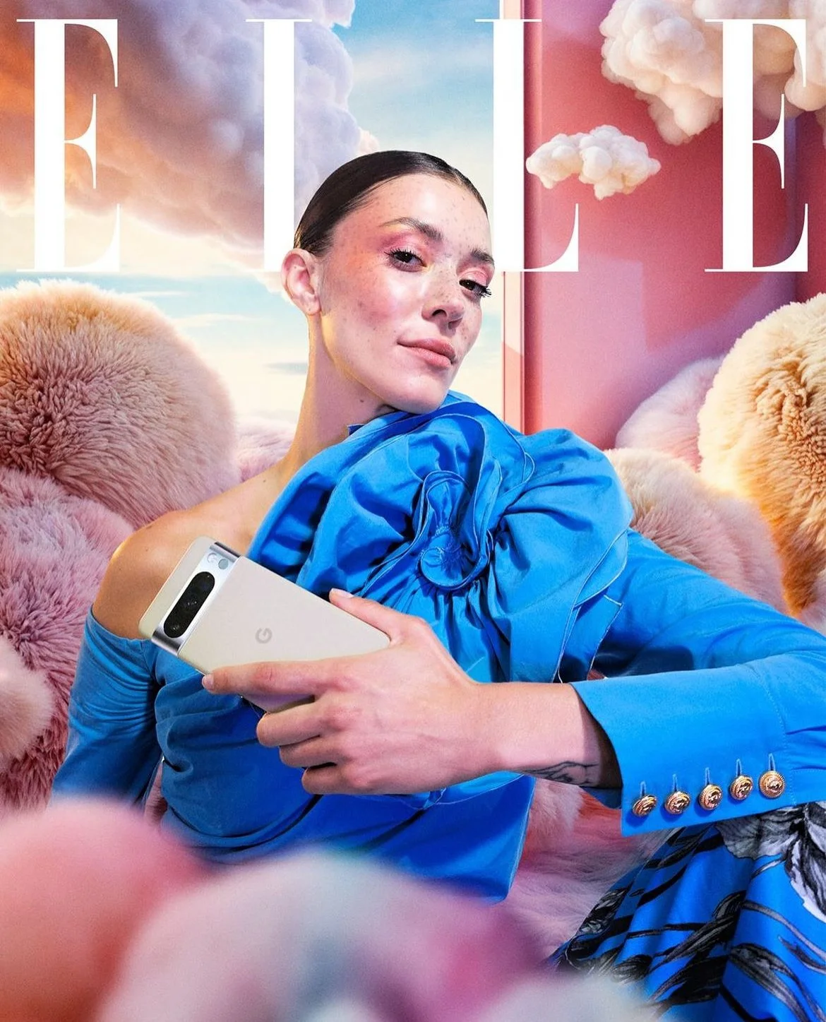 Photo prise par Pierrick Jegou dans un studio parisien pour le magazine Elle france, mettant en avant le nouveau téléphone Google Pixel. La mannequin Maeva Marshall, coiffée par Maxime Guicheteau dans un style effet mouillé et cheveux plaqués en arri