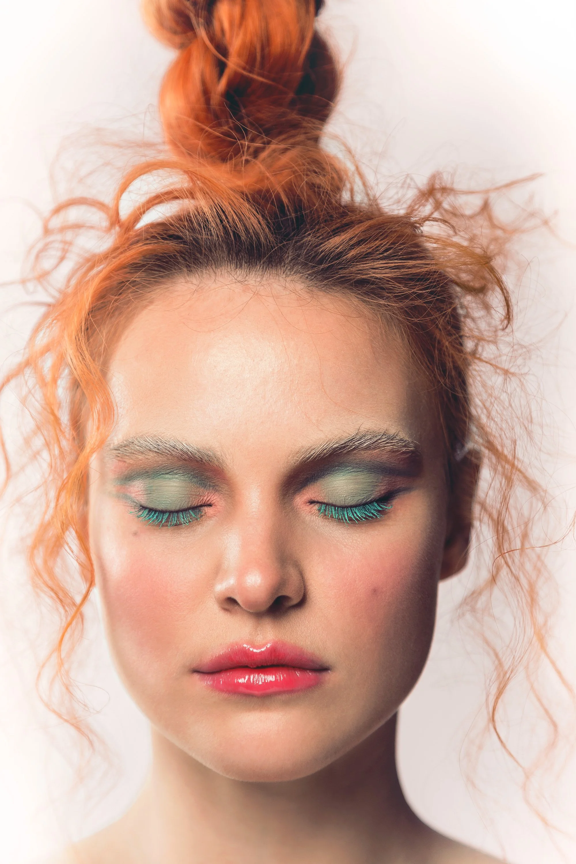 Shooting beauté dans un studio parisien avec la photographe Charlène Grimaud, mettant en avant un look sophistiqué. La coiffure, signée Maxime Guicheteau pour la mannequin Laure Petrie