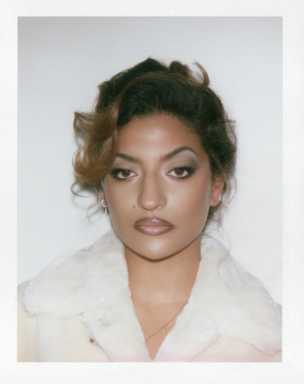 Shooting dans un studio parisien avec le photographe Jay Paulo Rodrigues pour le projet Héroïnes, mettant en avant des photos Polaroid prises avec une caméra Big Shot. La mannequin Imen Kesaly, coiffée par le coiffeur parisien Maxime Guicheteau