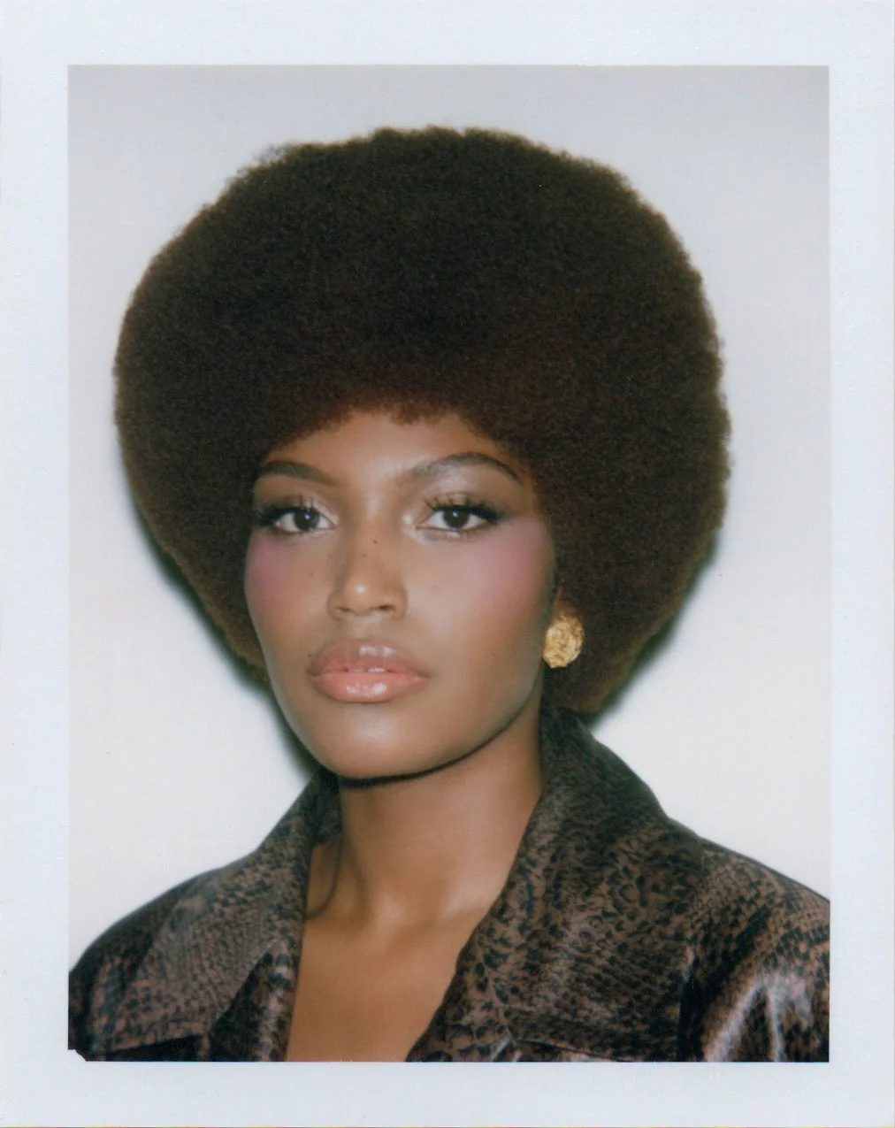 Shooting dans un studio parisien avec le photographe Jay Paulo Rodrigues pour le projet Héroïnes, mettant en avant des photos Polaroid prises avec une caméra Big Shot. La mannequin evelinagms coiffée par le coiffeur parisien Maxime Guicheteau