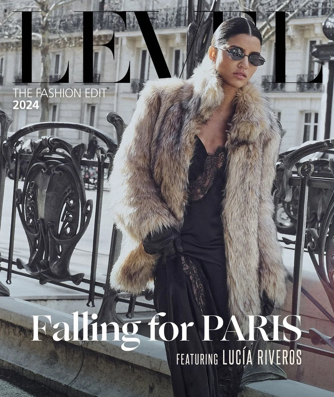 Shooting dans les rues de Paris avec Lucia Riveros pour le magazine Revista Level PY, coiffée par Maxime Guicheteau. La coiffure sophistiquée complète l’élégance urbaine capturée dans un cadre parisien, mêlant modernité et authenticité.