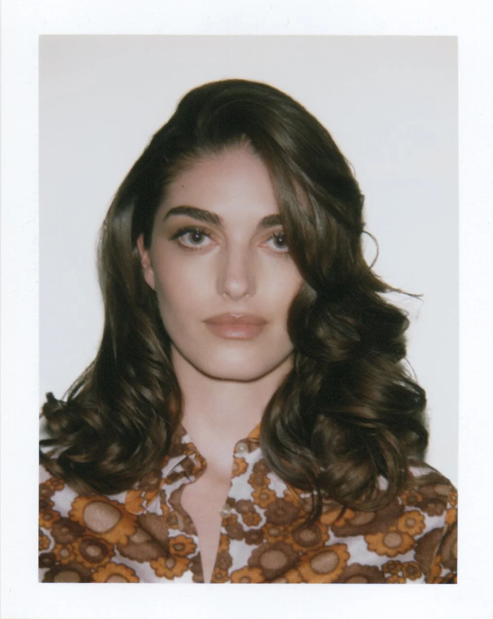 Shooting dans un studio parisien avec le photographe Jay Paulo Rodrigues pour le projet Héroïnes, mettant en avant des photos Polaroid prises avec une caméra Big Shot. La mannequin Clara Atlan, coiffée par le coiffeur parisien Maxime Guicheteau