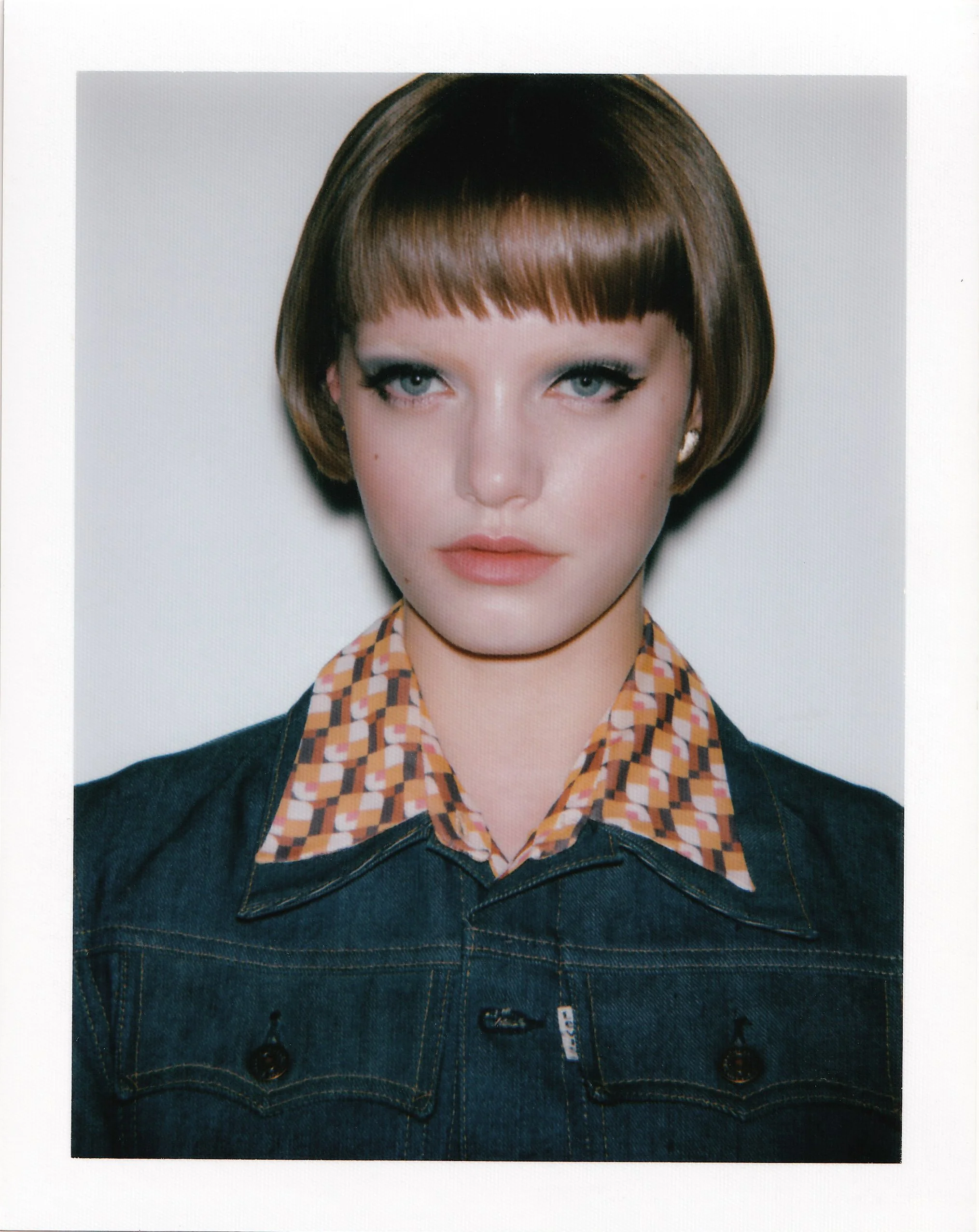 Shooting dans un studio parisien avec le photographe Jay Paulo Rodrigues pour le projet Héroïnes, mettant en avant des photos Polaroid prises avec une caméra Big Shot. La mannequin, coiffée par le coiffeur parisien Maxime Guicheteau
