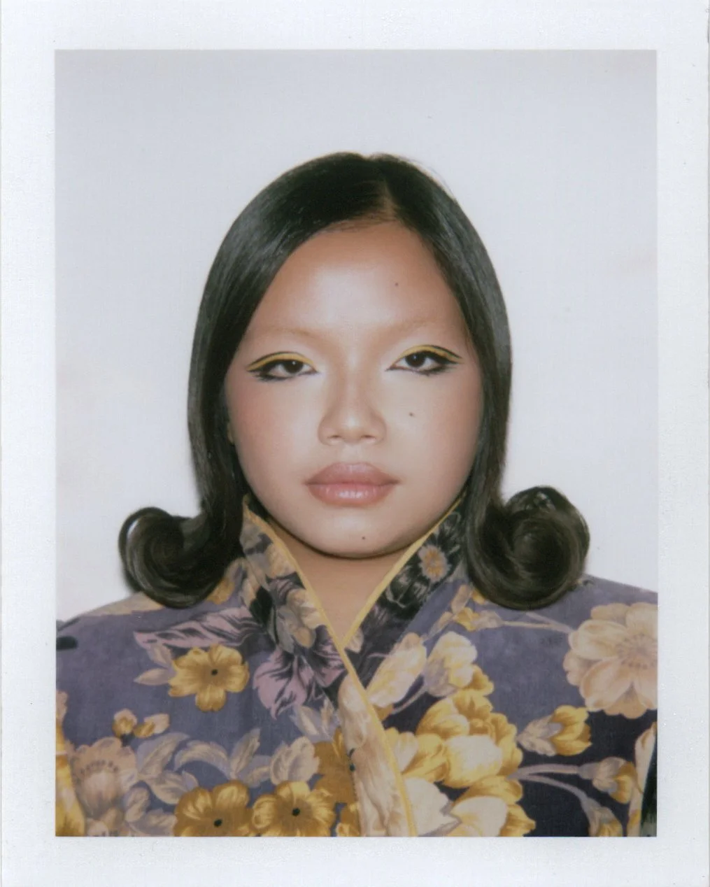 Shooting dans un studio parisien avec le photographe Jay Paulo Rodrigues pour le projet Héroïnes, mettant en avant des photos Polaroid prises avec une caméra Big Shot. La mannequin Komomo, coiffée par le coiffeur parisien Maxime Guicheteau