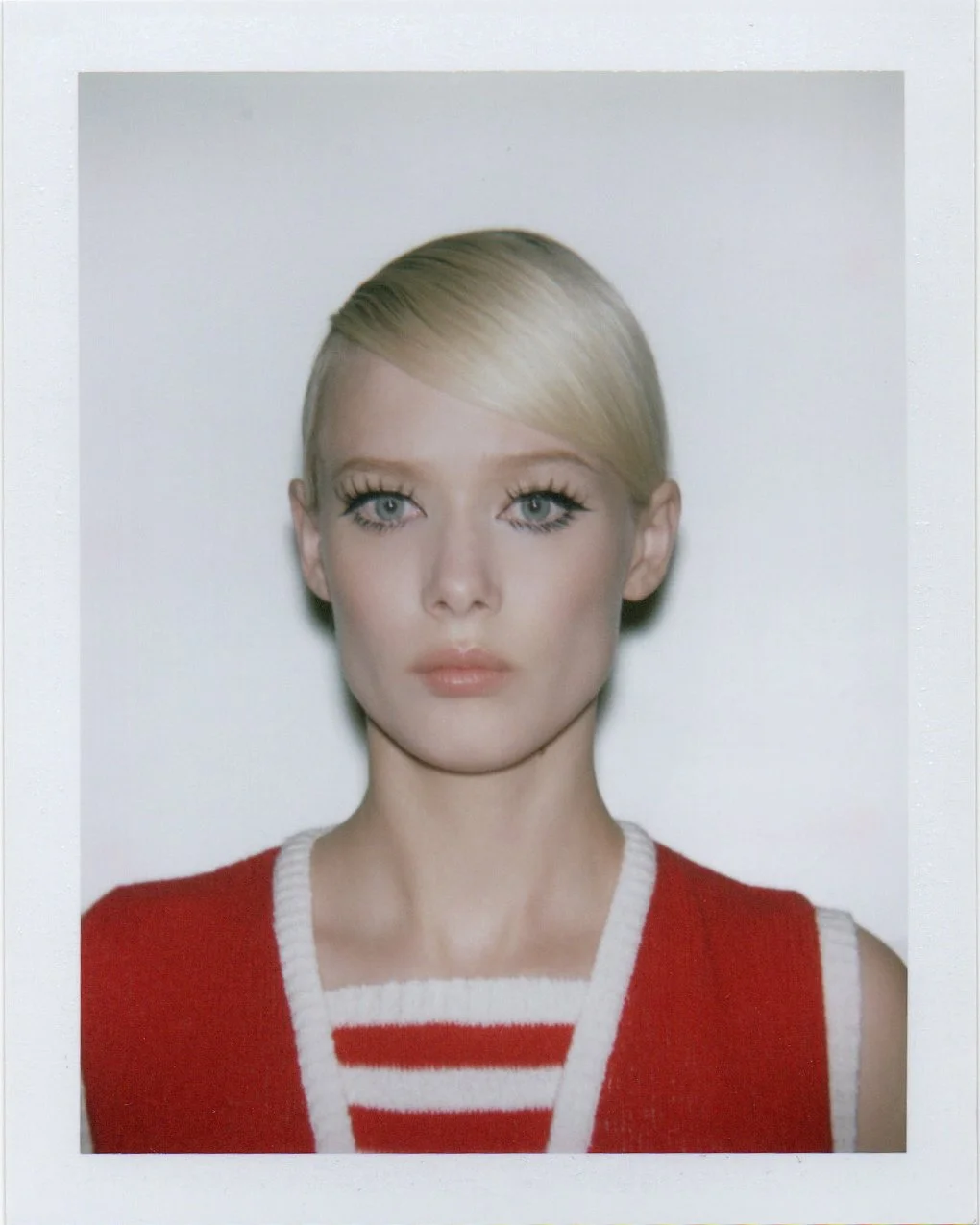 Shooting dans un studio parisien avec le photographe Jay Paulo Rodrigues pour le projet Héroïnes, mettant en avant des photos Polaroid prises avec une caméra Big Shot. La mannequin coiffée par le coiffeur parisien Maxime Guicheteau