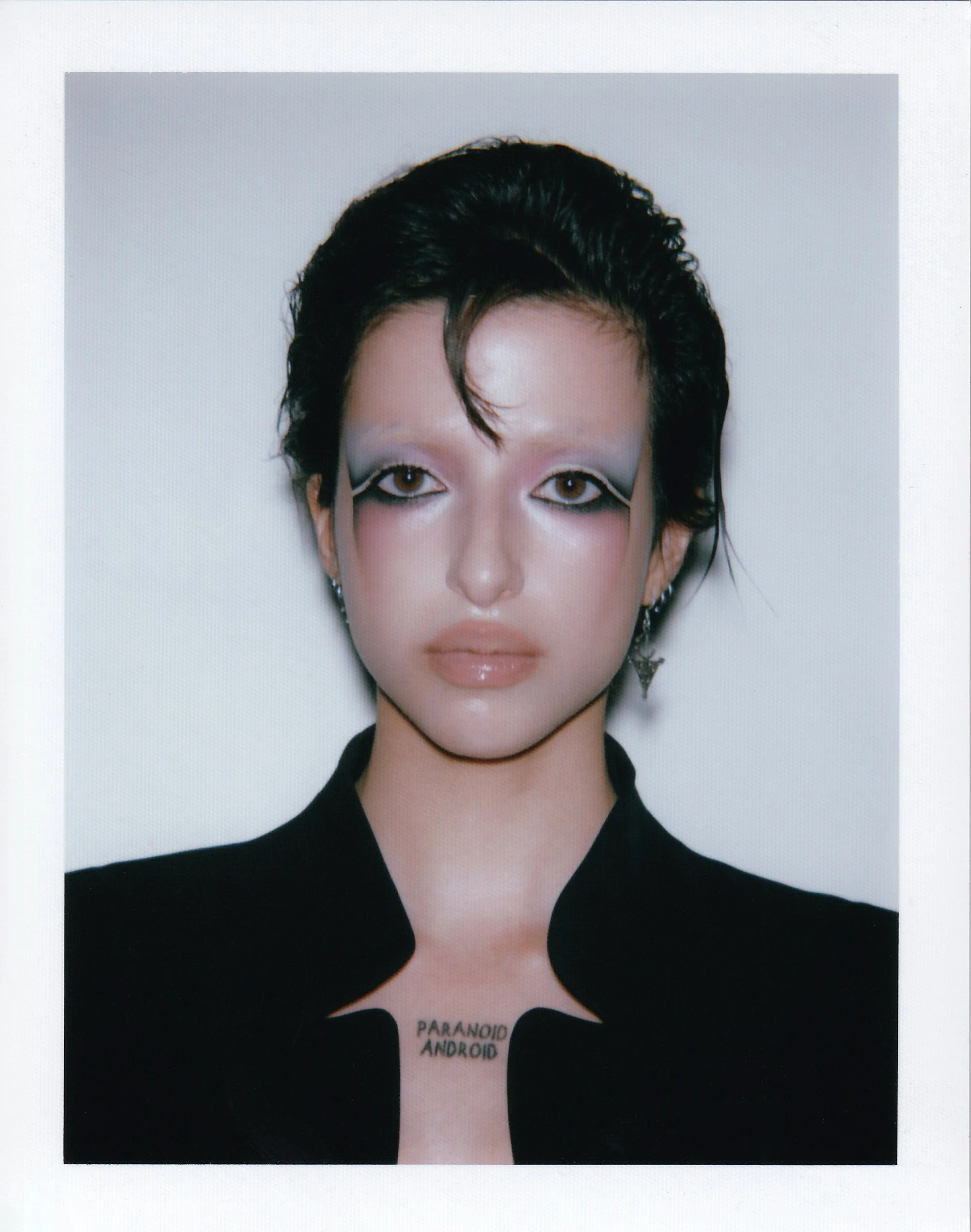 Shooting dans un studio parisien avec le photographe Jay Paulo Rodrigues pour le projet Héroïnes, mettant en avant des photos Polaroid prises avec une caméra Big Shot. La mannequin, coiffée par le coiffeur parisien Maxime Guicheteau