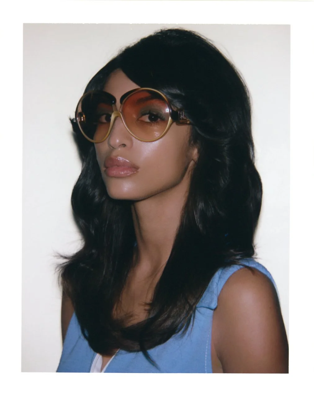 Shooting dans un studio parisien avec le photographe Jay Paulo Rodrigues pour le projet Héroïnes, mettant en avant des photos Polaroid prises avec une caméra Big Shot. La mannequin salwa Rajaa , coiffée par le coiffeur parisien Maxime Guicheteau