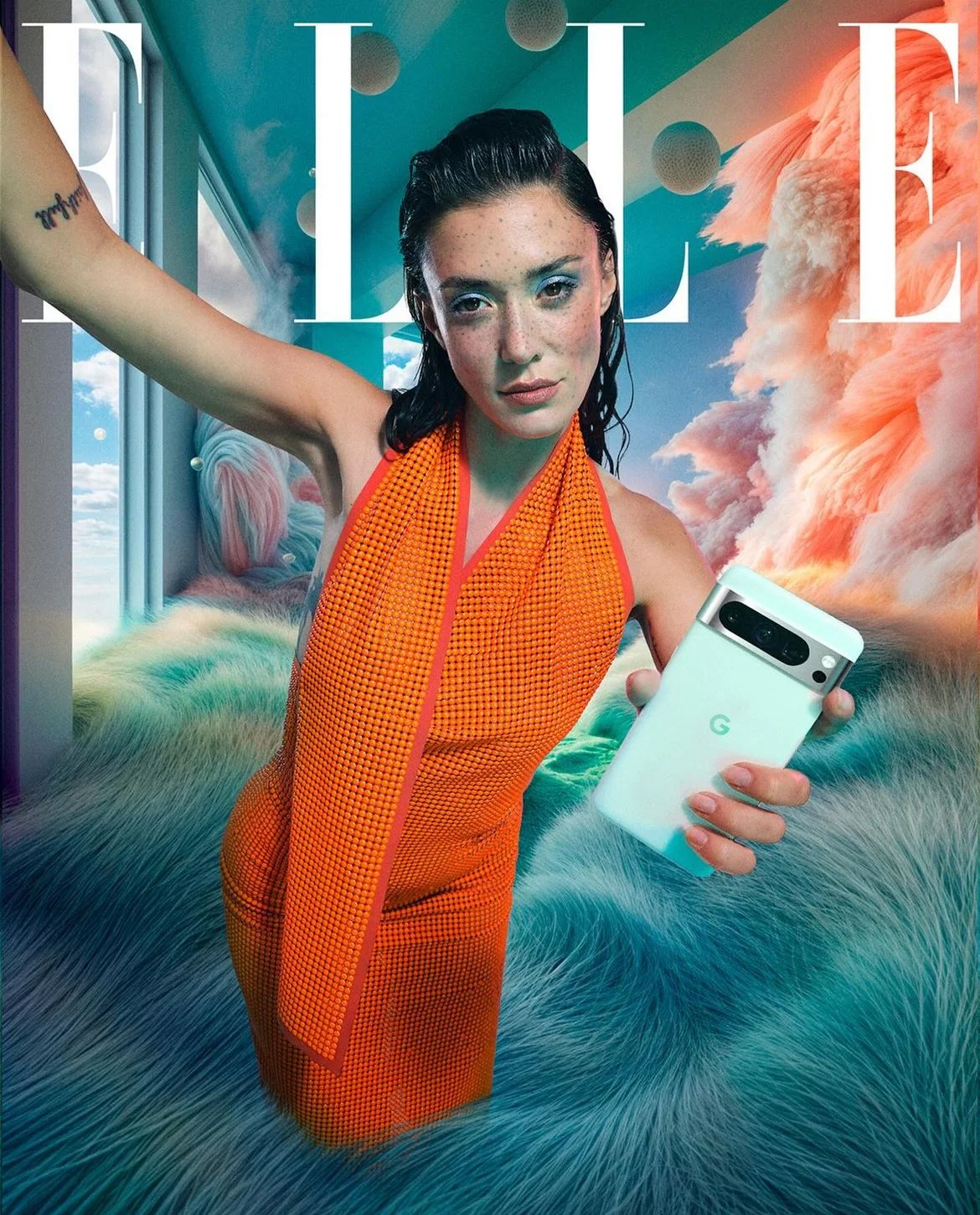 Photo prise par Pierrick Jegou dans un studio parisien pour le magazine Elle france, mettant en avant le nouveau téléphone Google Pixel. La mannequin Maeva Marshall, coiffée par Maxime Guicheteau dans un style effet mouillé et cheveux plaqués en arri