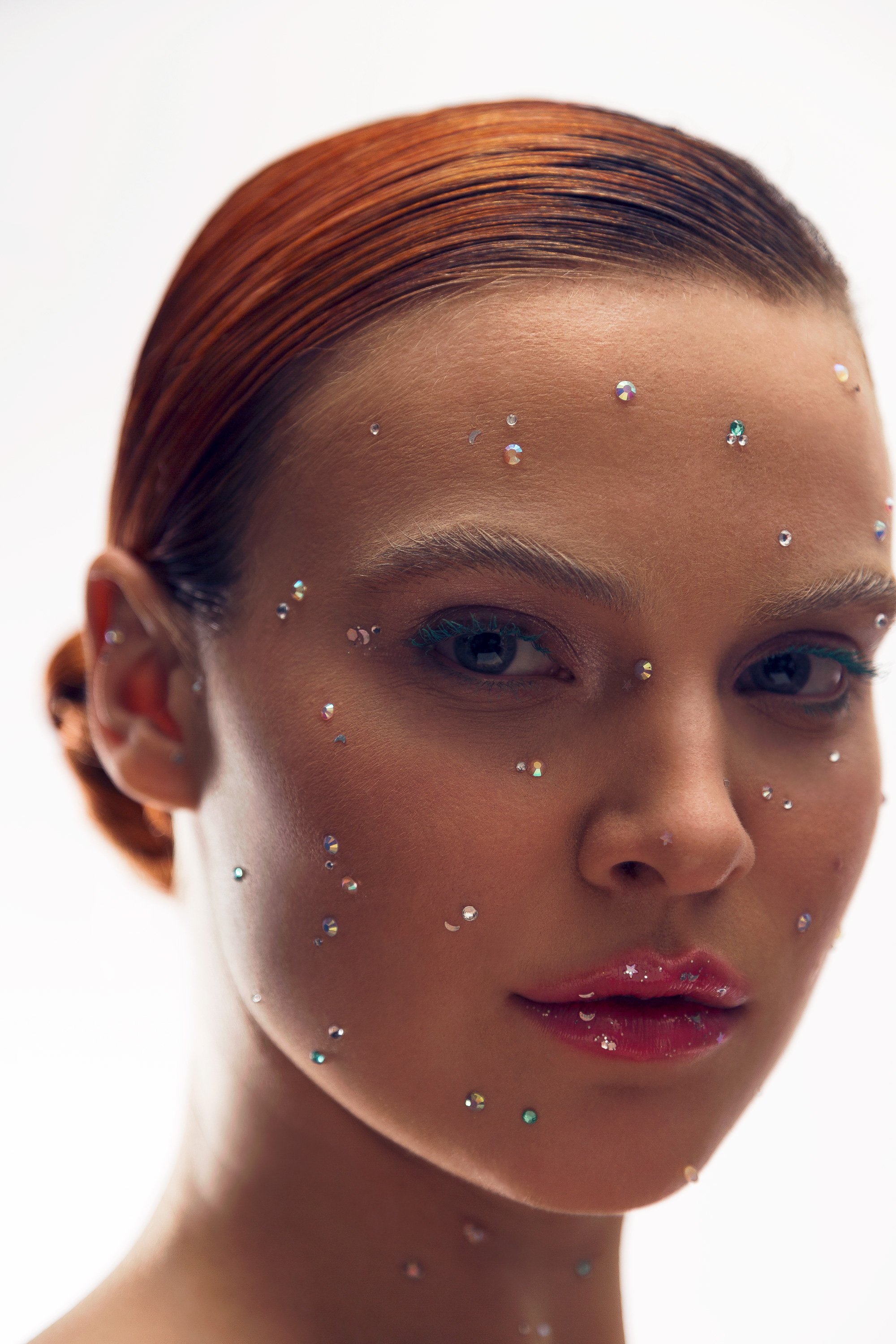 Shooting beauté dans un studio parisien avec la photographe Charlène Grimaud, mettant en avant un look sophistiqué. La coiffure, signée Maxime Guicheteau pour la mannequin Laure Petrie