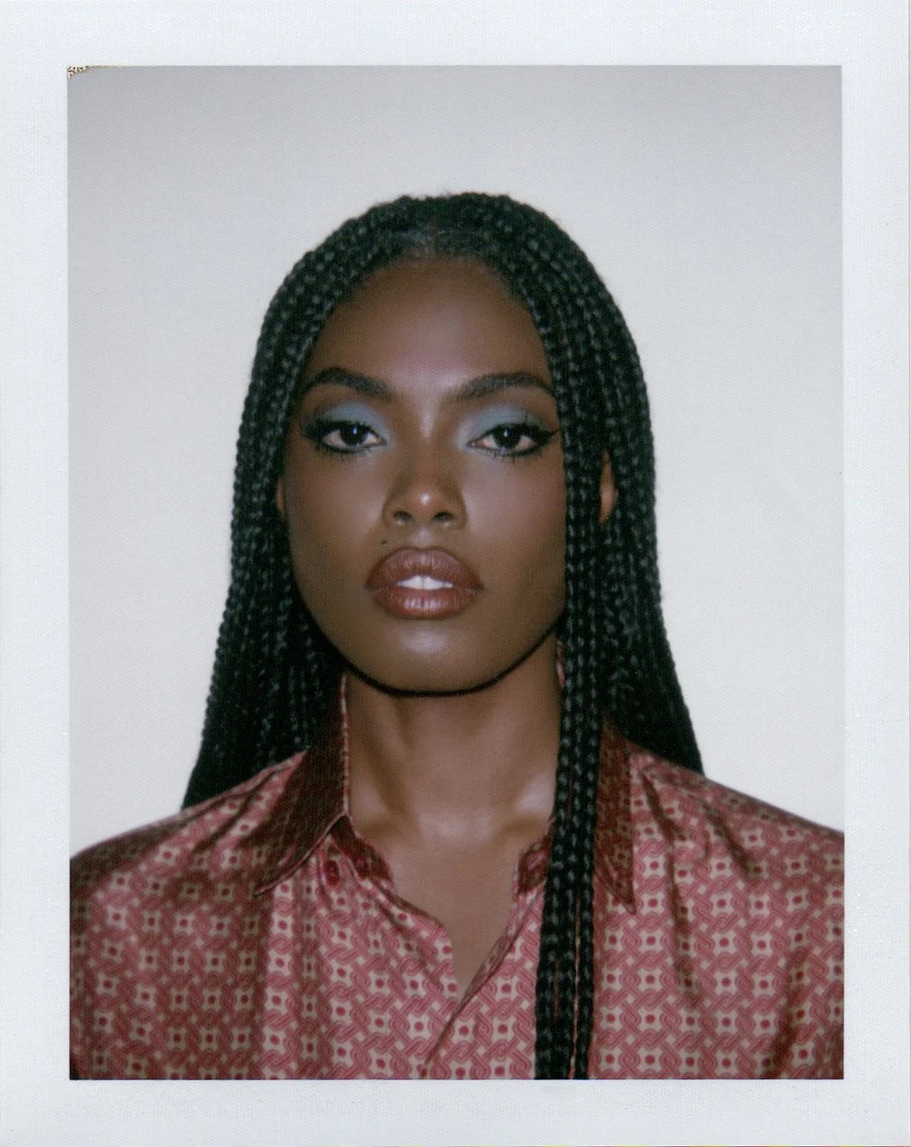 Shooting dans un studio parisien avec le photographe Jay Paulo Rodrigues pour le projet Héroïnes, mettant en avant des photos Polaroid prises avec une caméra Big Shot. La mannequin julia daka, coiffée par le coiffeur parisien Maxime Guicheteau